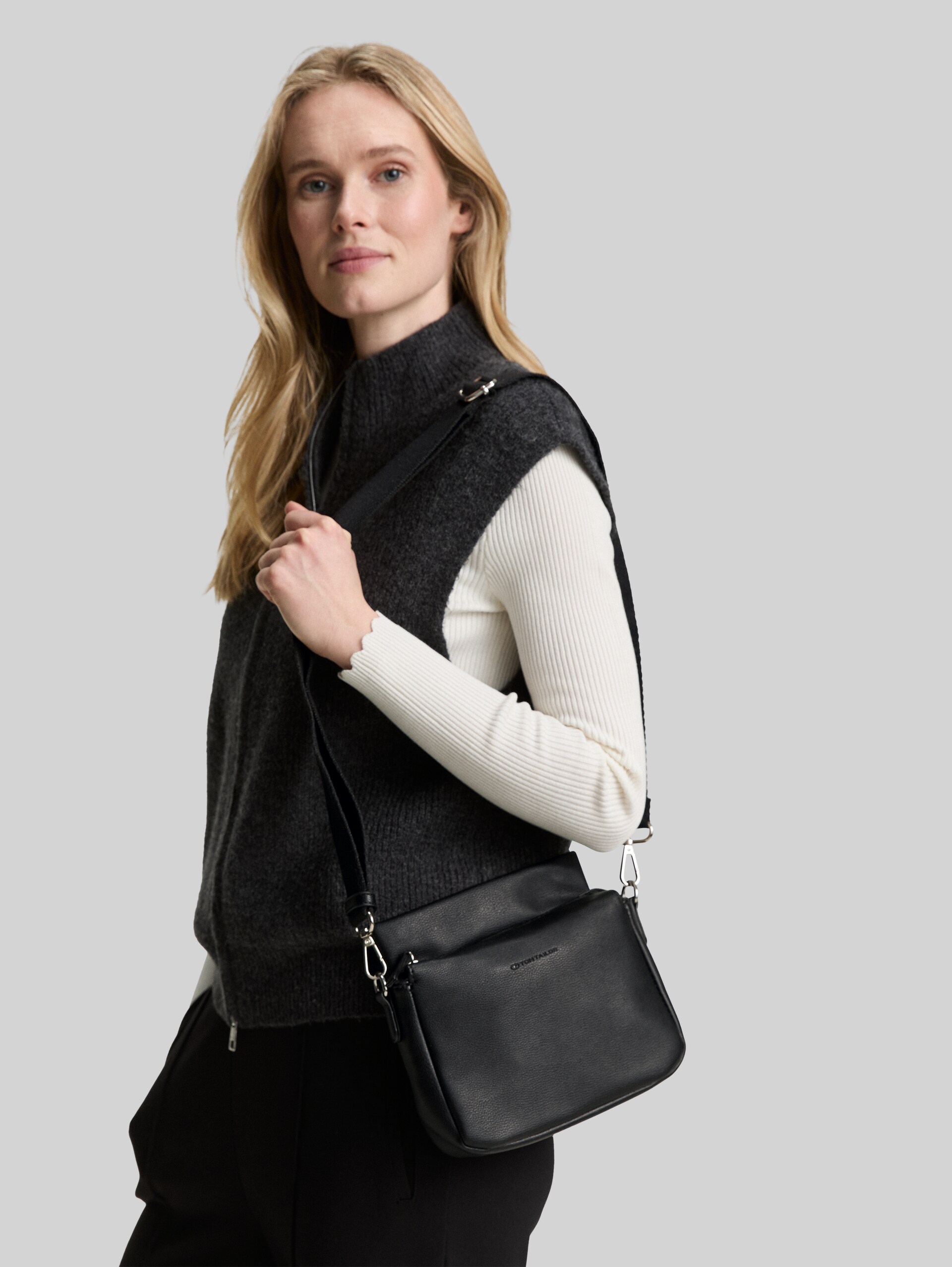 TTRELLA S shoulder bag with small flap and embossed logo - schwarz / black - side model view