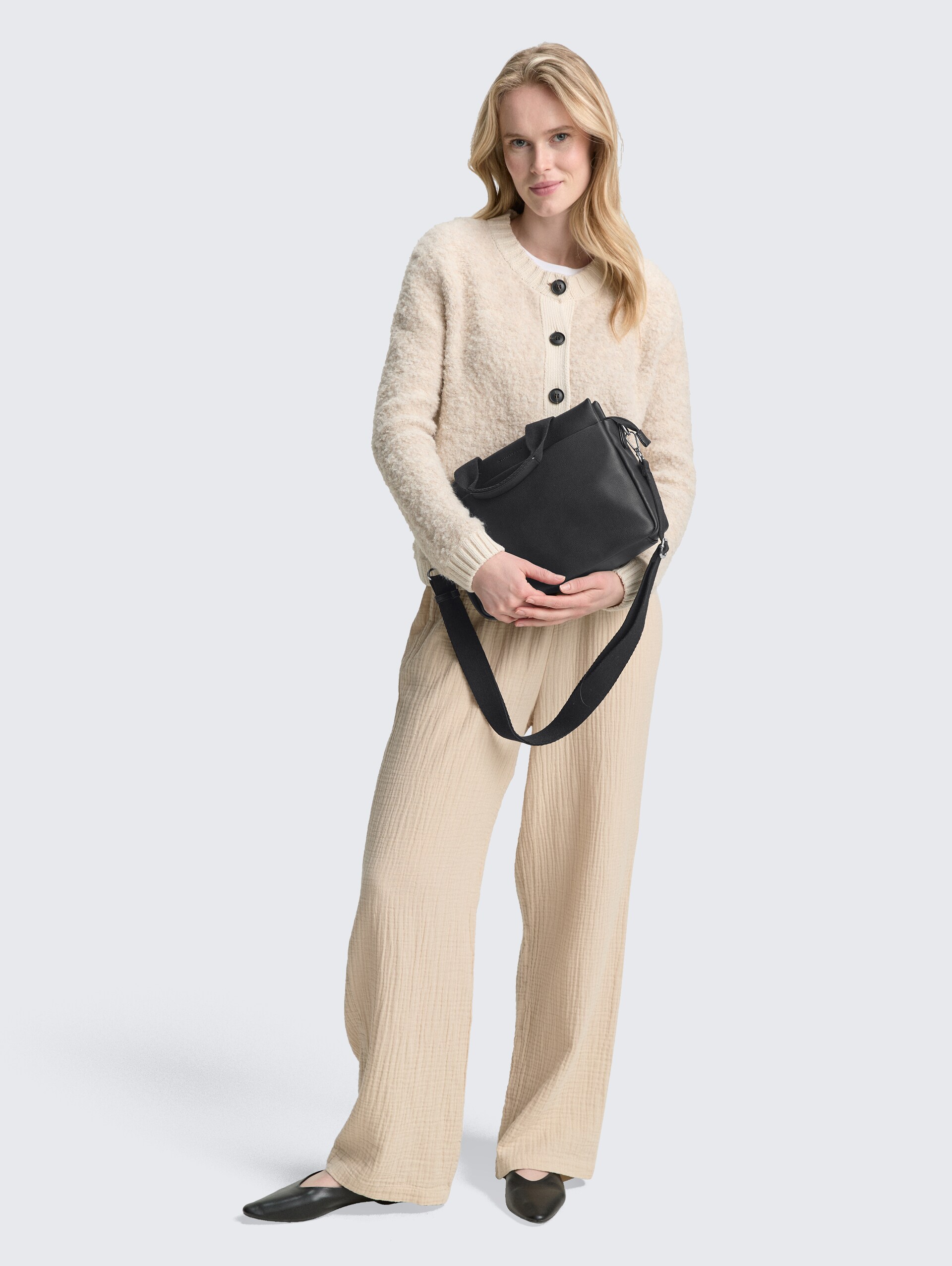 TTRELLA L Shopper mit gewebtem Trageriemen - schwarz / black - seitliche Model-Ansicht