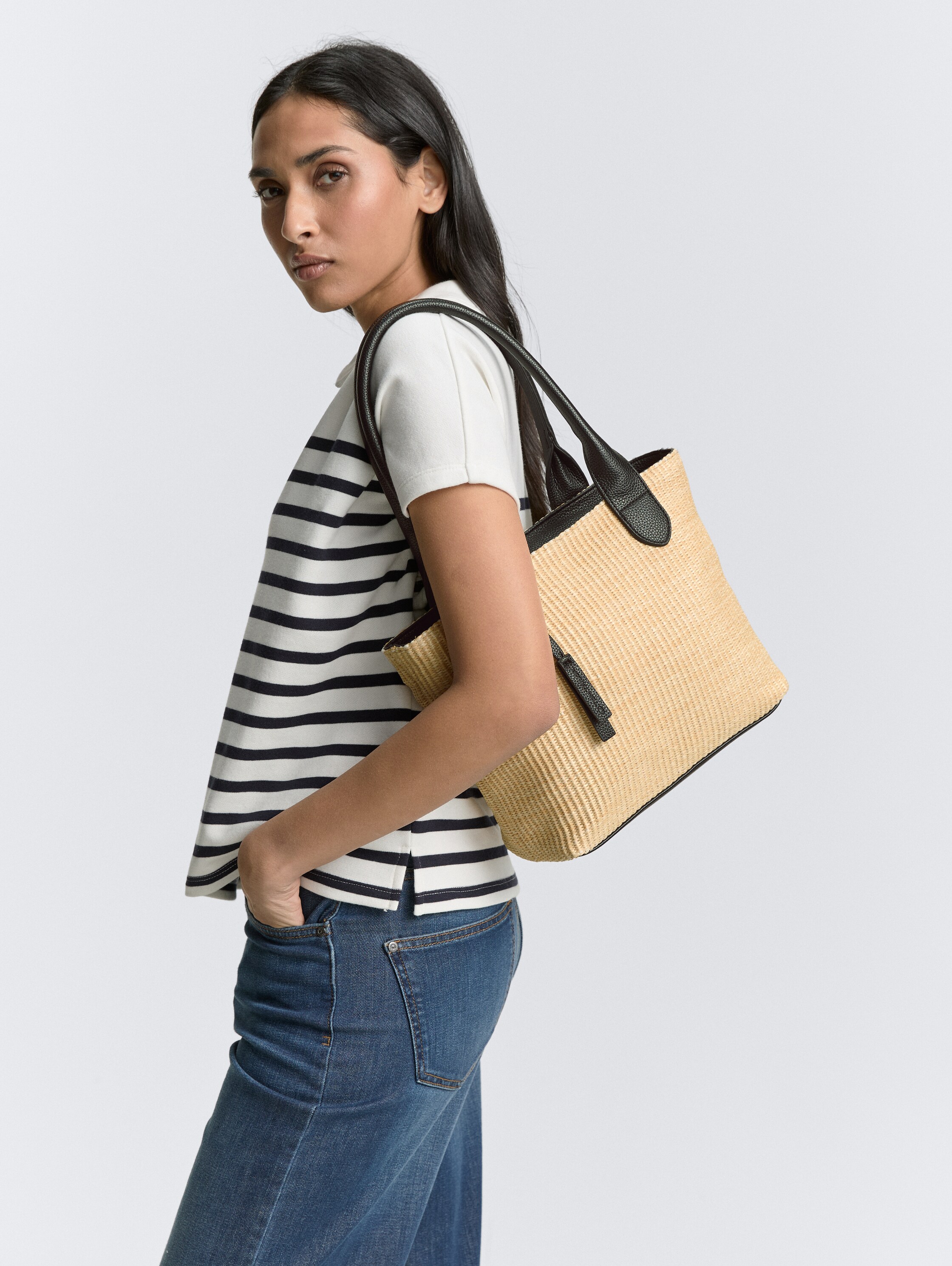 TTSHARON M Korbtasche mit Henkel - schwarz / black - seitliche Model-Ansicht