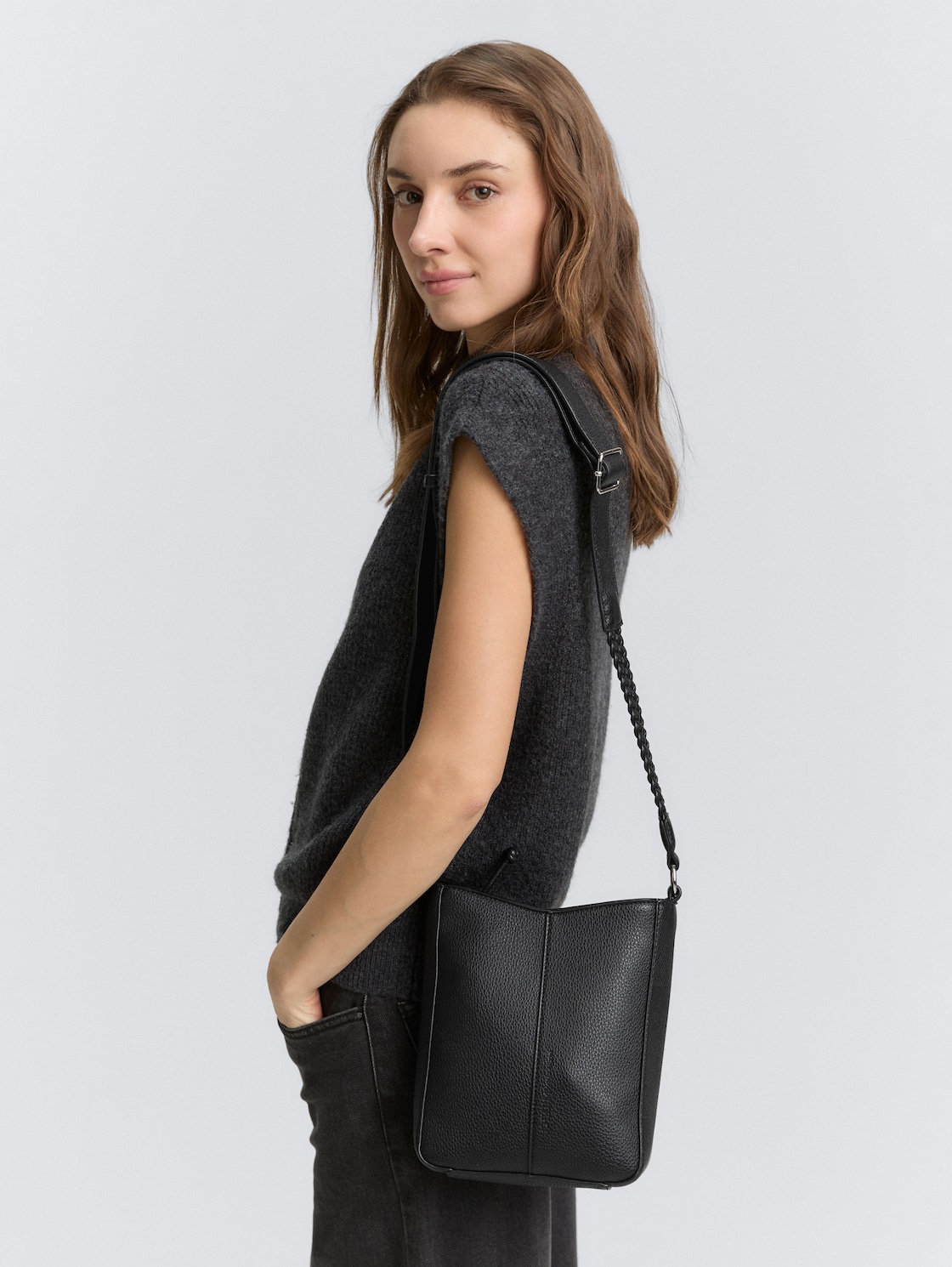 TTNEDA S shoulder bag with braided detail - schwarz / black - side model view