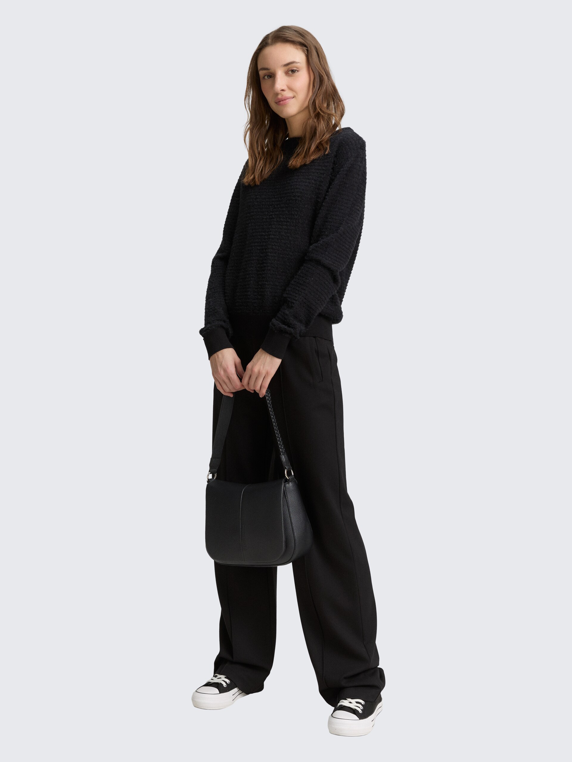 TTNEDA Schultertasche mit Flecht-Detail - schwarz / black - seitliche Model-Ansicht