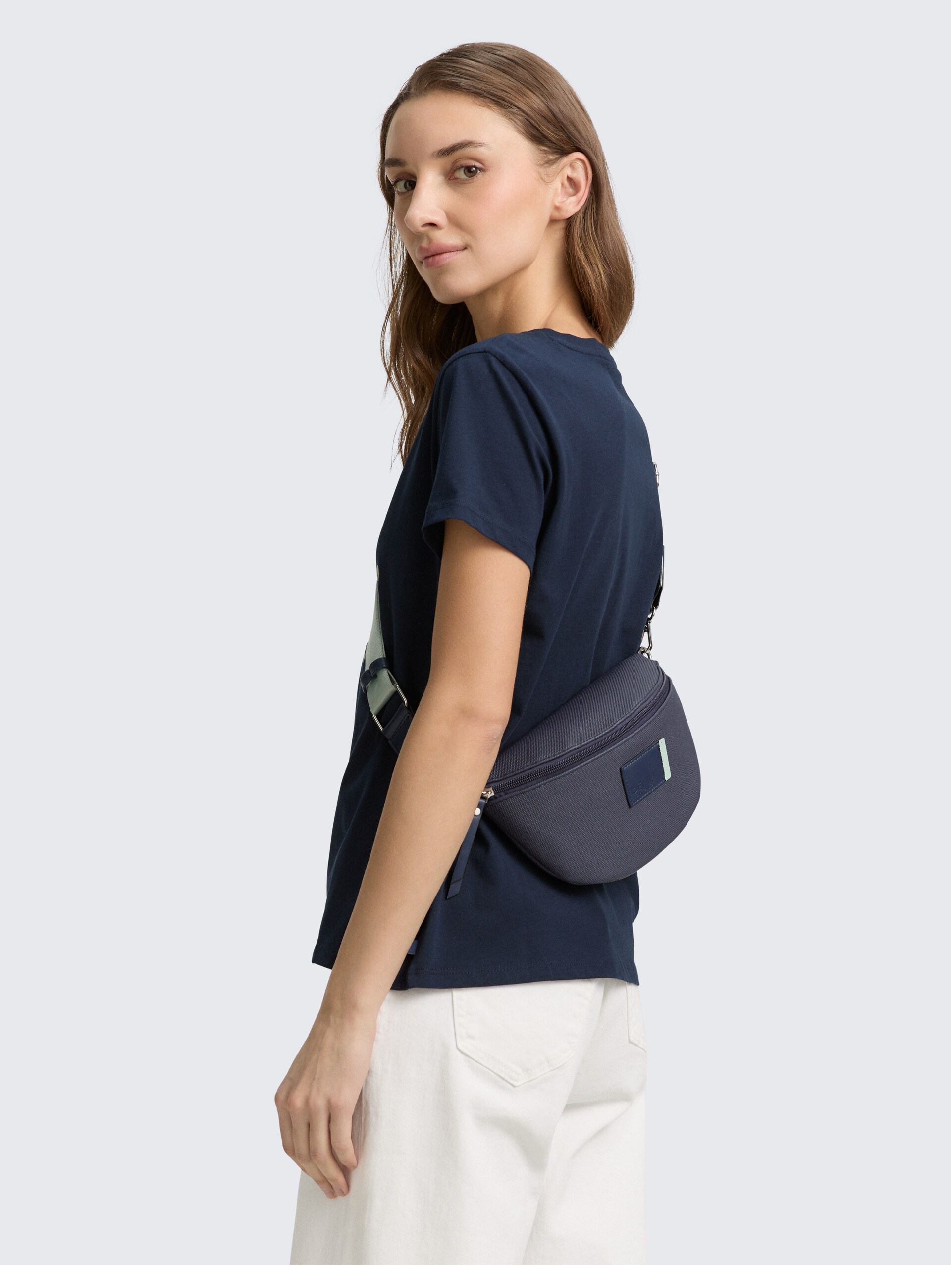 TTROSIE Gürteltasche mit Logo-Badge - dark blue - seitliche Model-Ansicht