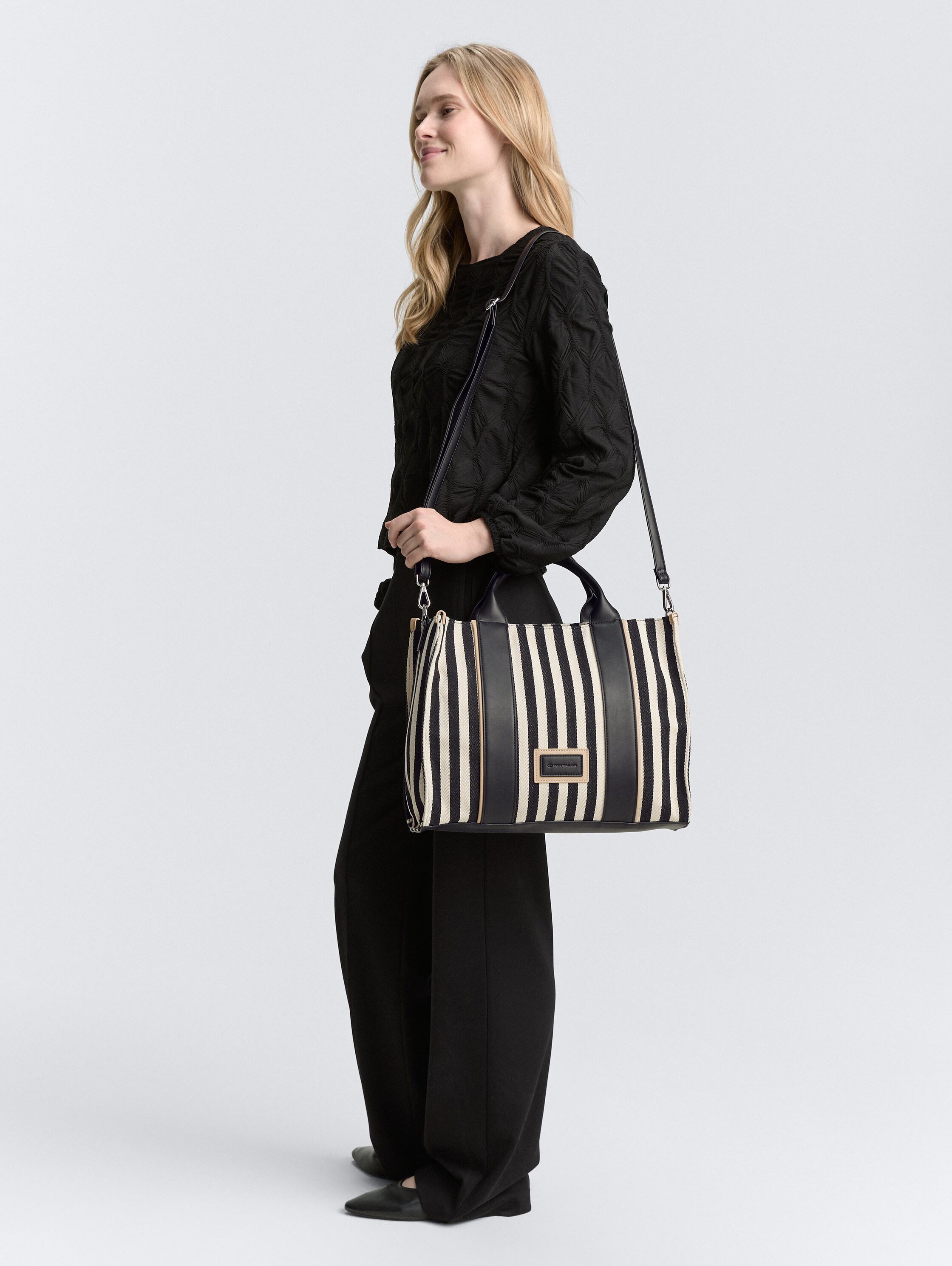 TTMALIE L Shopper mit Streifenmuster - stripes black - seitliche Model-Ansicht