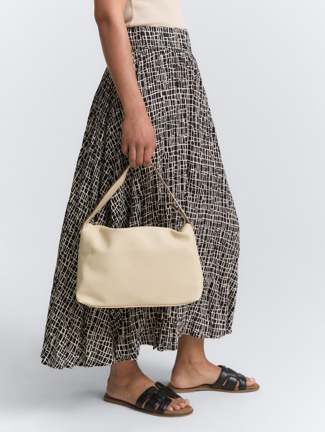 TTLISSI Umhängetasche mit dezenter Logo-Prägung - off white / off white - seitliche Model-Ansicht