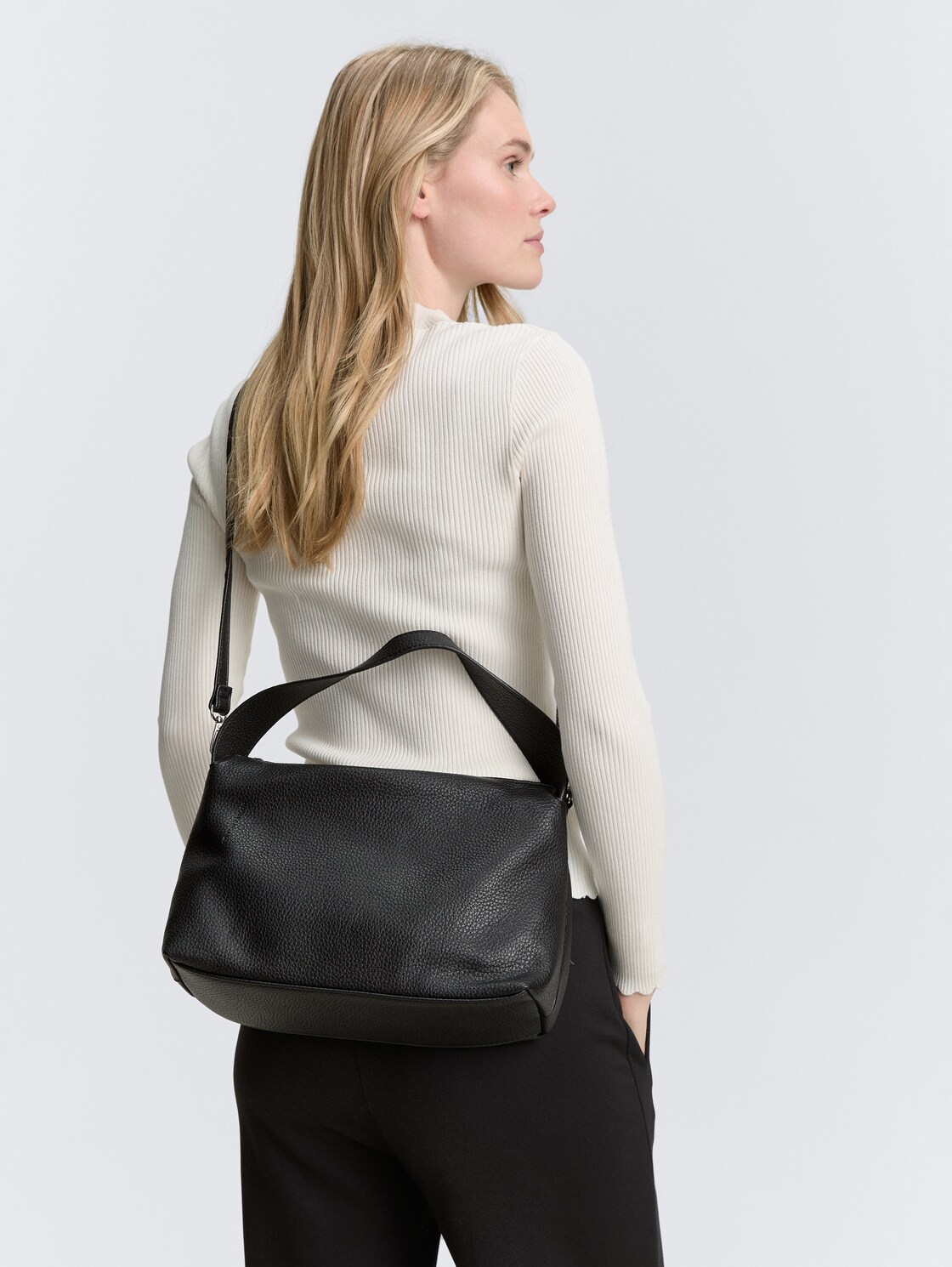 TTLISSI Umhängetasche mit dezenter Logo-Prägung - schwarz / black - seitliche Model-Ansicht