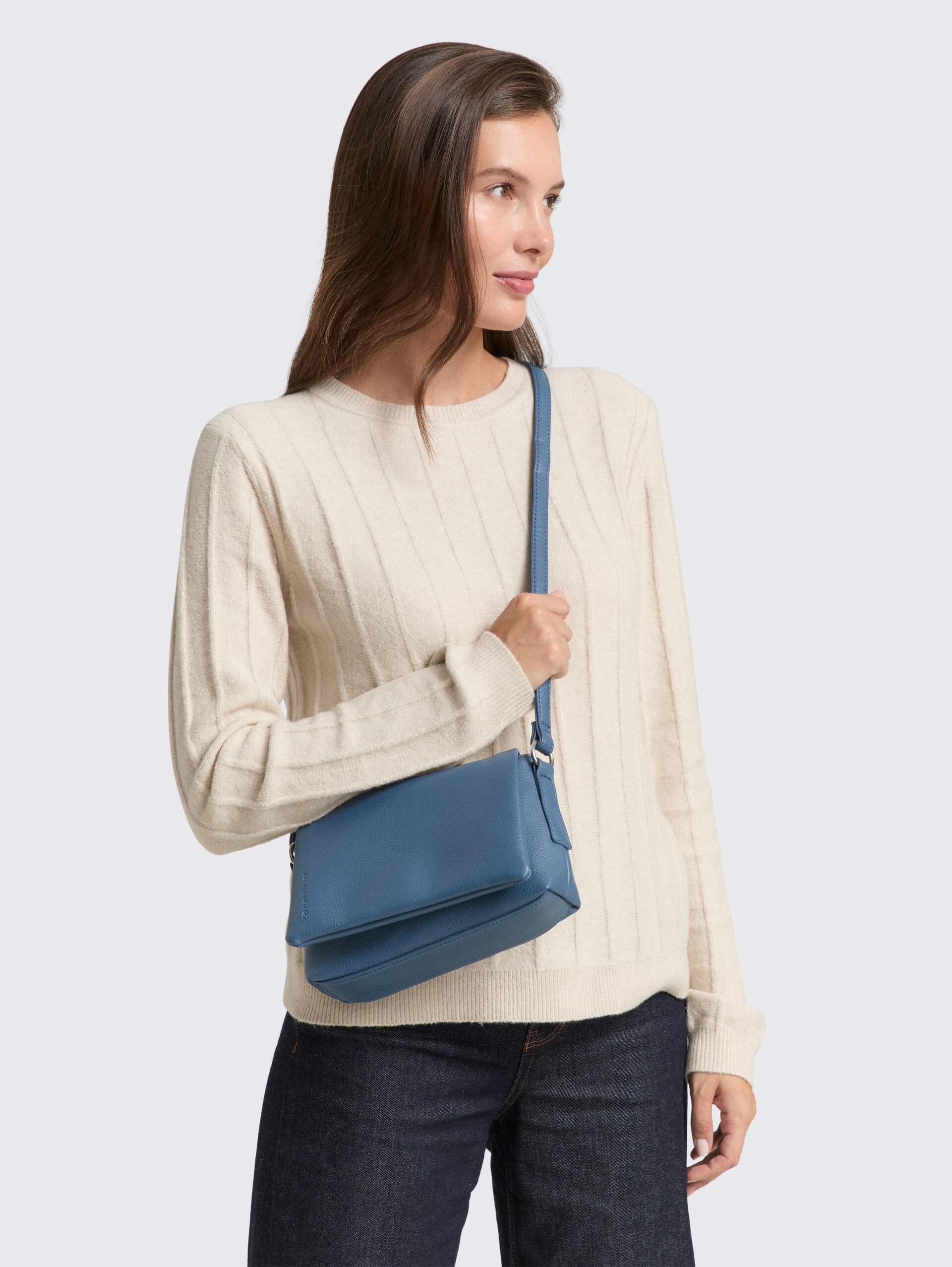 TTLISSI S Umhängetasche mit Umschlag - blue - seitliche Model-Ansicht