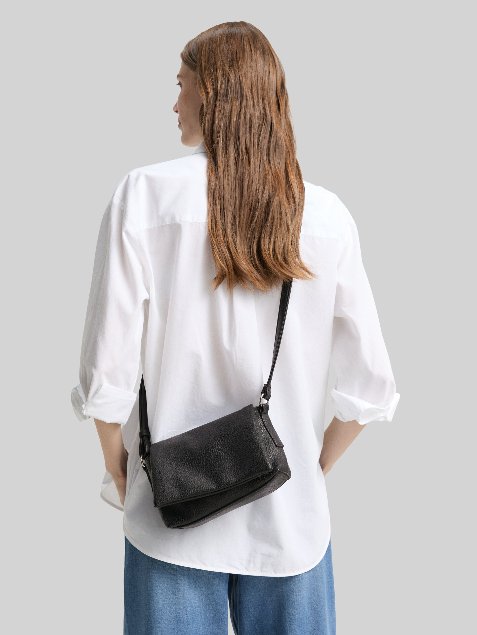 TTLISSI S shoulder bag with flap - schwarz / black - side model view