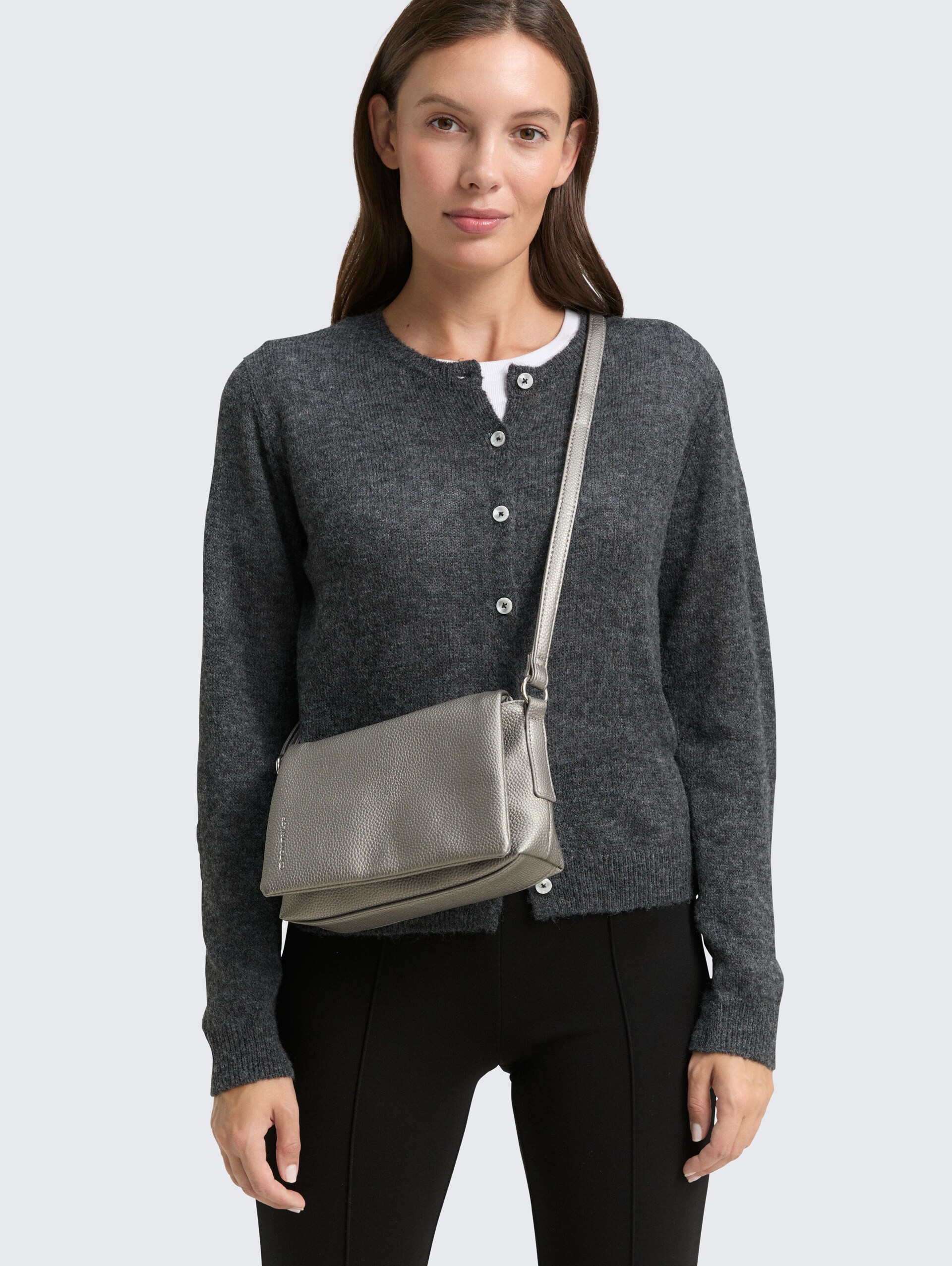 TTLISSI S Umhängetasche mit Umschlag - metallic grey - seitliche Model-Ansicht