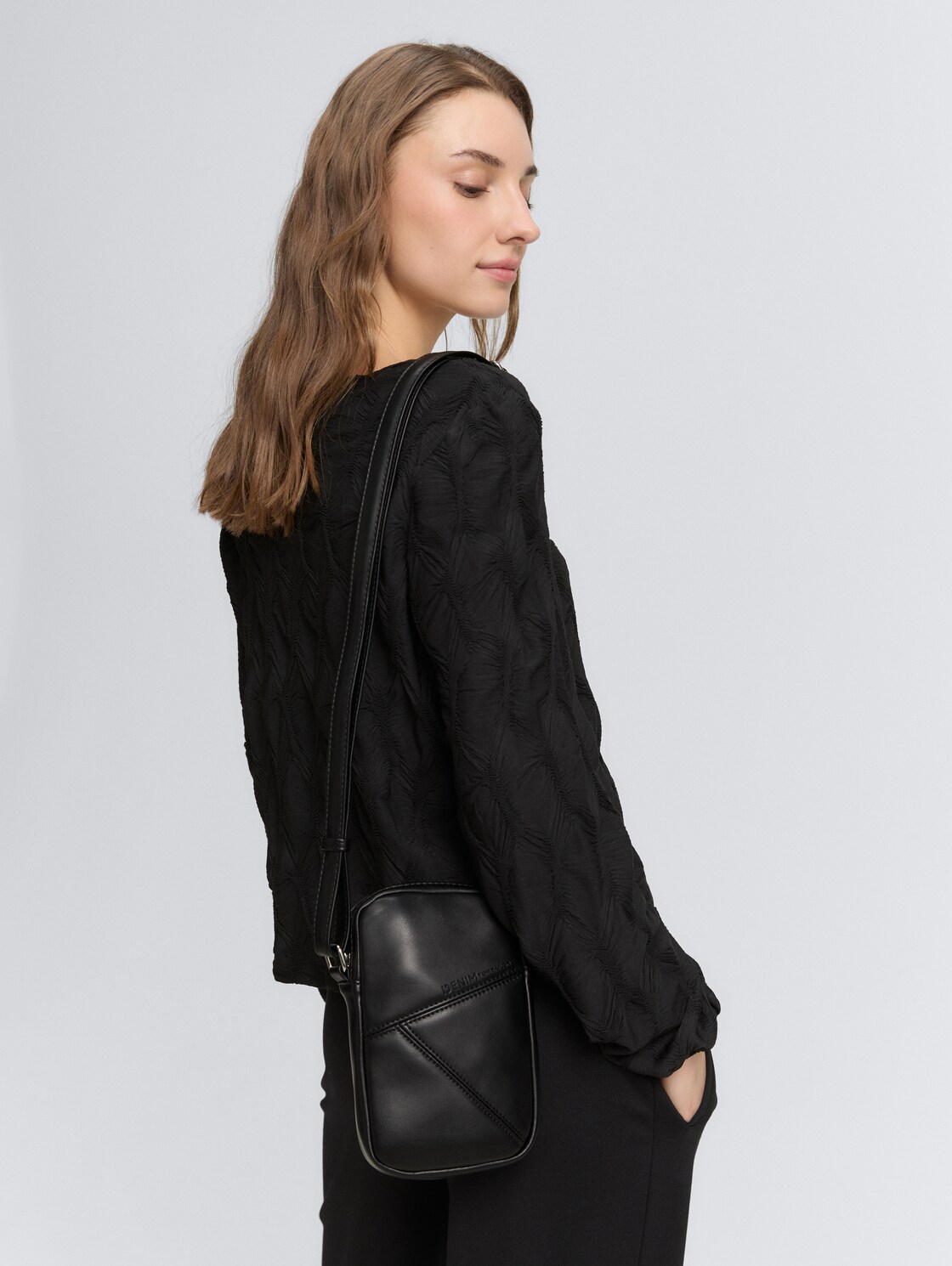 TTMILLA Smartphone Tasche im Patchwork-Style - schwarz / black - seitliche Model-Ansicht