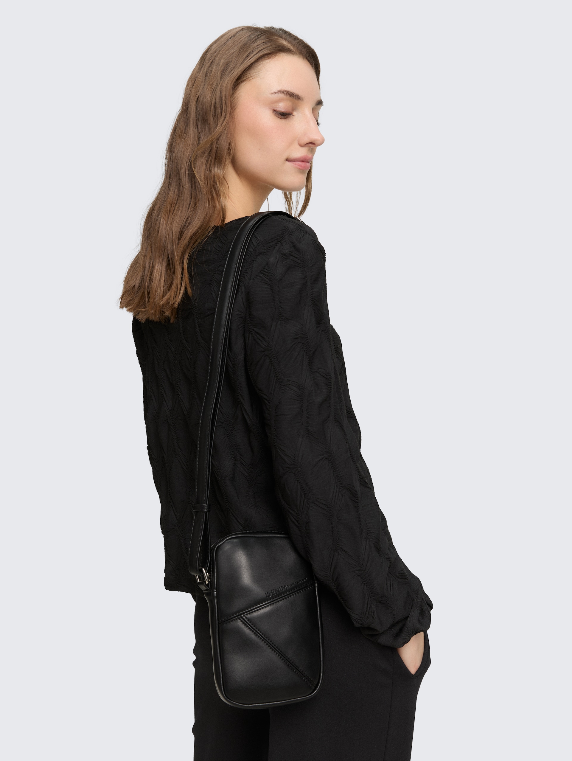 TTMILLA Smartphone Tasche im Patchwork-Style - schwarz / black - seitliche Model-Ansicht