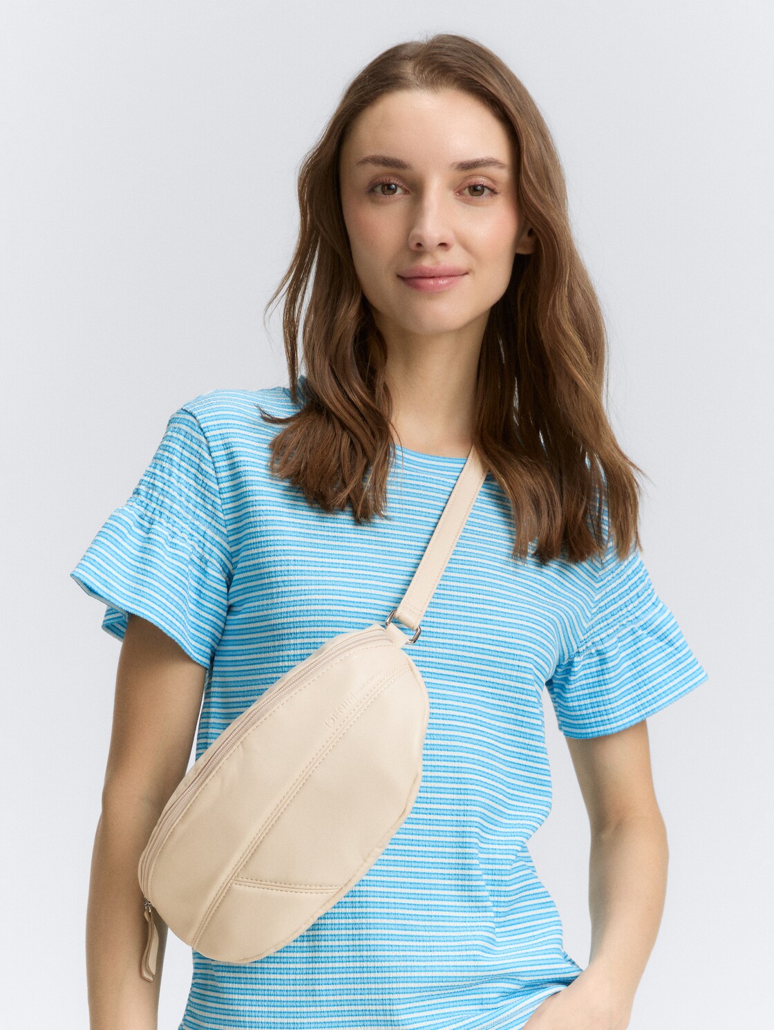 TTMILLA Gürteltasche im Patchwork-Style - off white / off white - seitliche Model-Ansicht