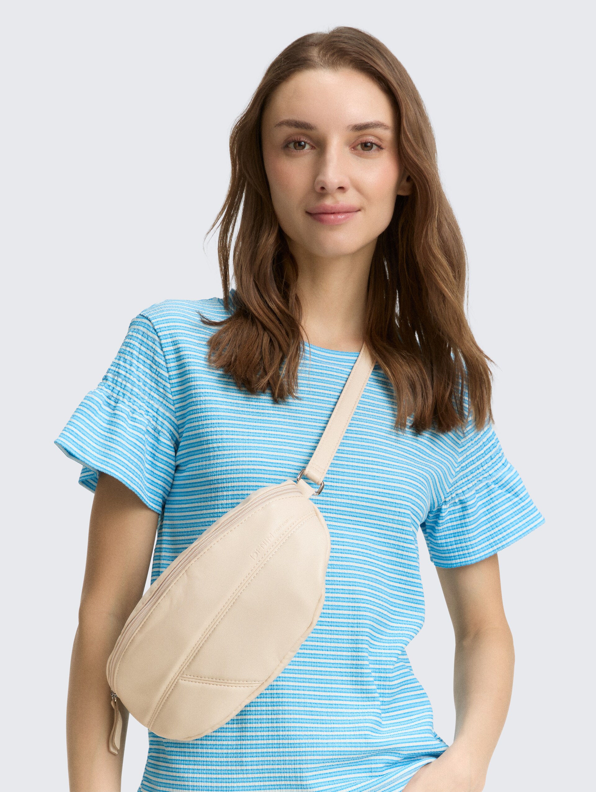 TTMILLA Gürteltasche im Patchwork-Style - off white / off white - seitliche Model-Ansicht