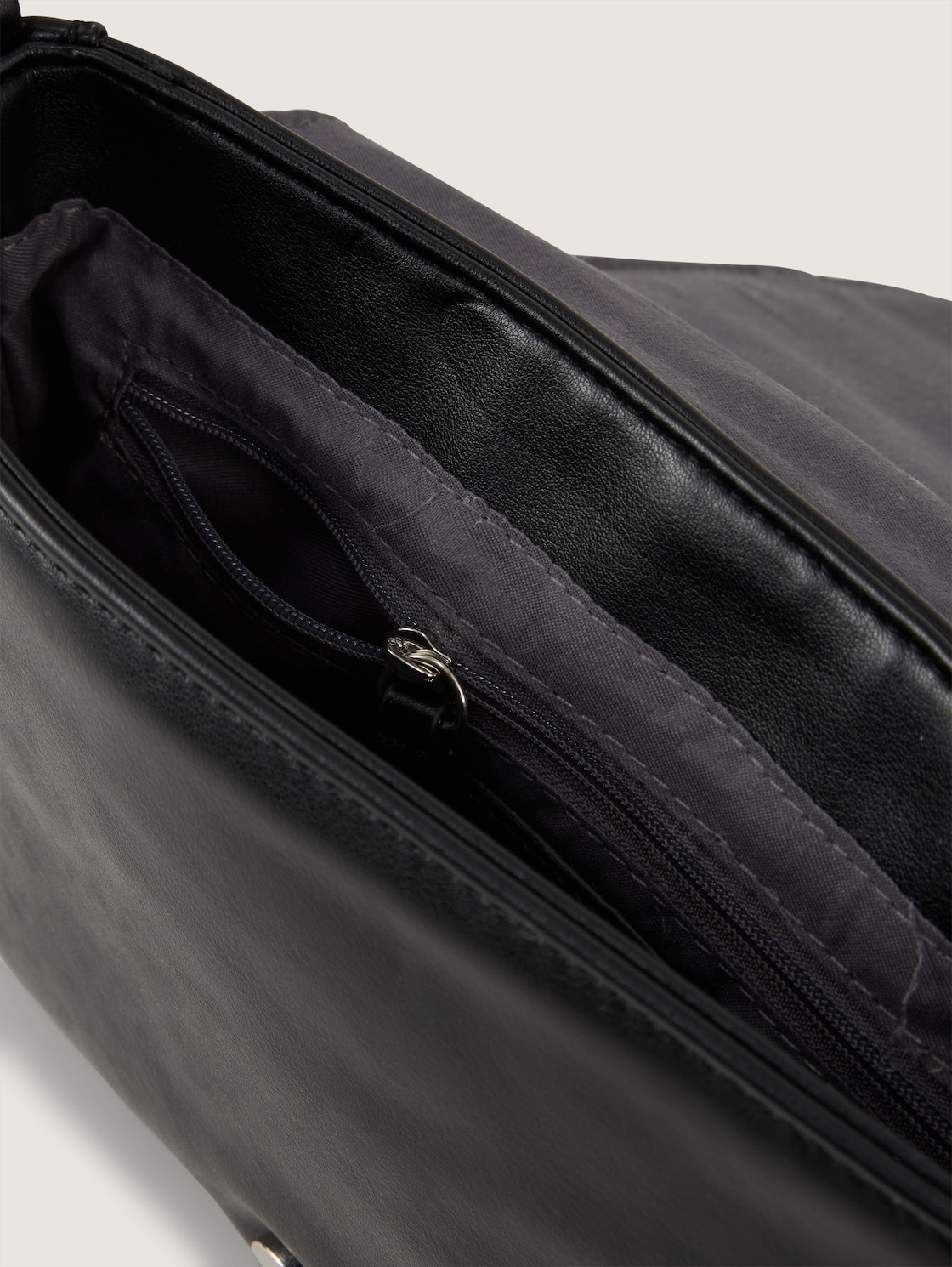 TTMILLA S Umhängetasche mit Umschlag - schwarz / black - seitliche Produkt-Ansicht 