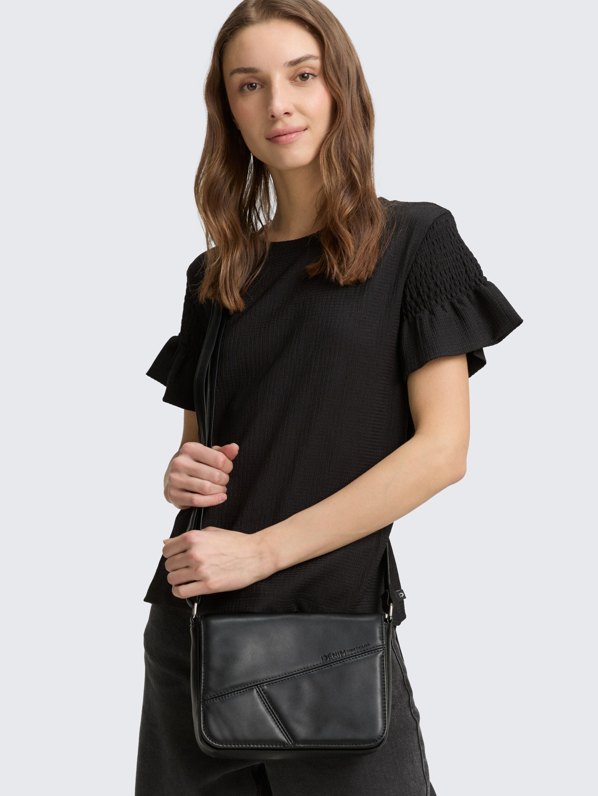 TTMILLA S Umhängetasche mit Umschlag - schwarz / black - seitliche Model-Ansicht