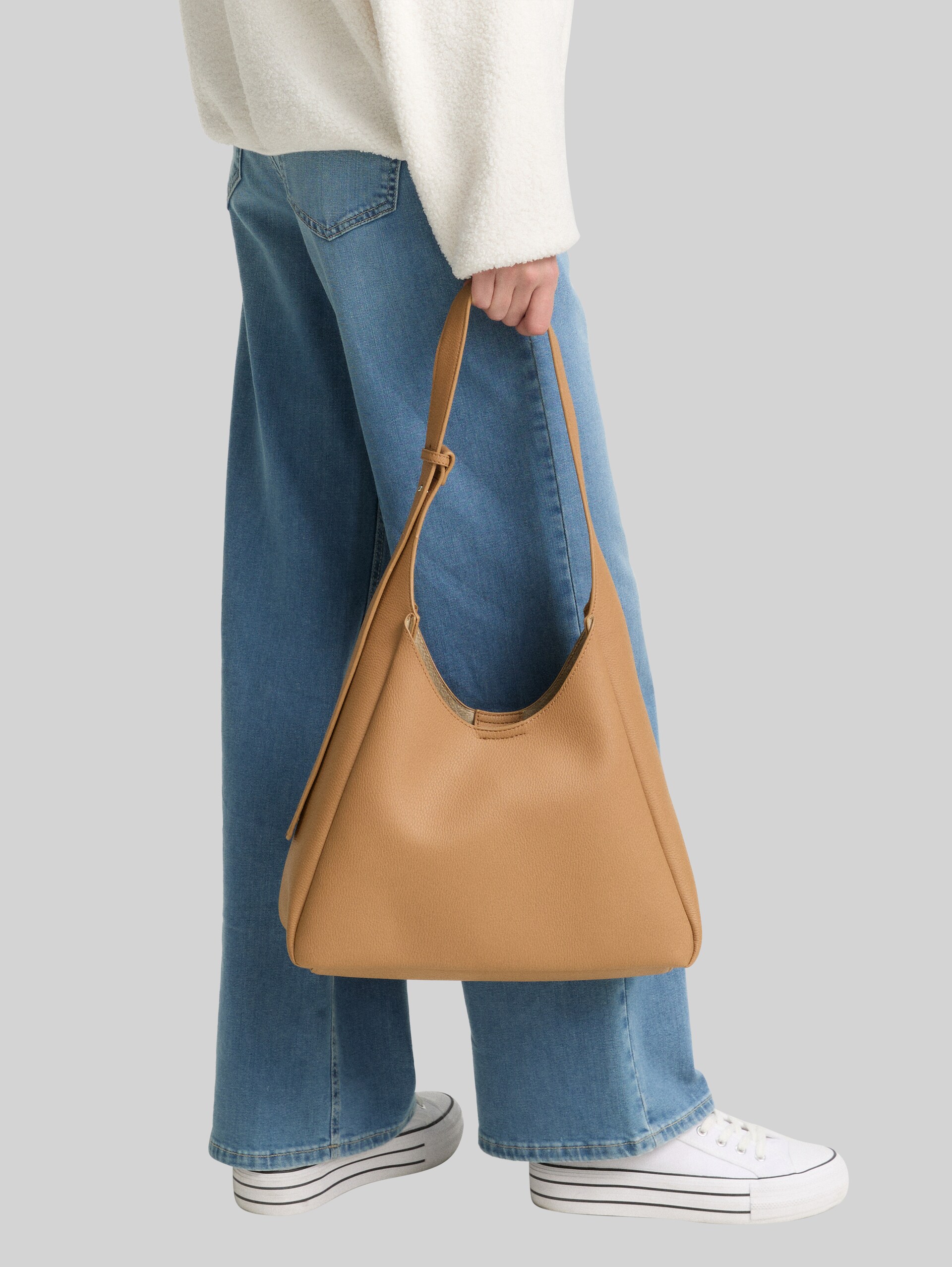 TTJESSIE M Faux leather pouch bag with magnetic fastening - camel / camel nature - side model view
