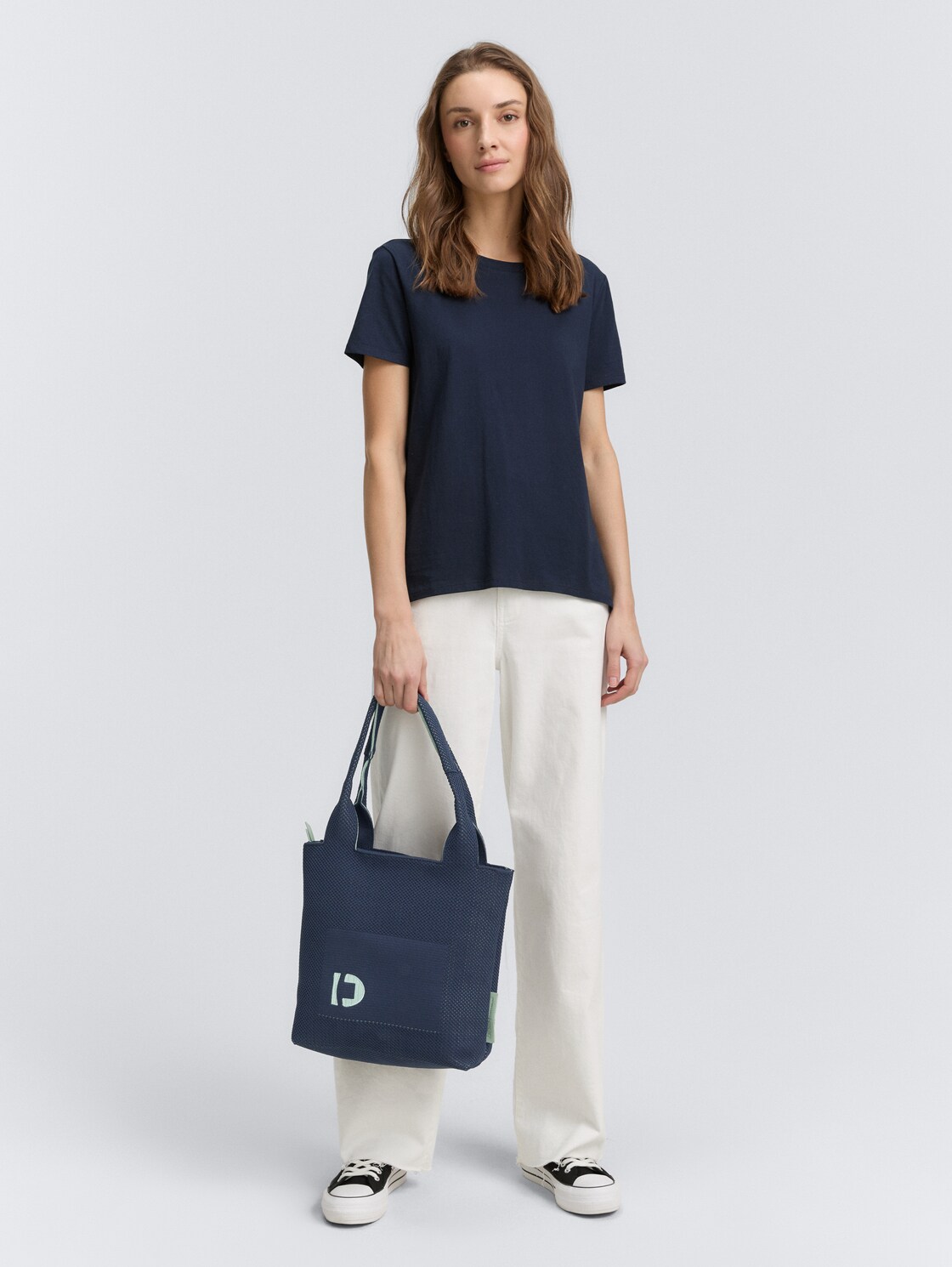 TTCORINNE M Shopper mit Logo-Stickerei - dark blue - seitliche Model-Ansicht