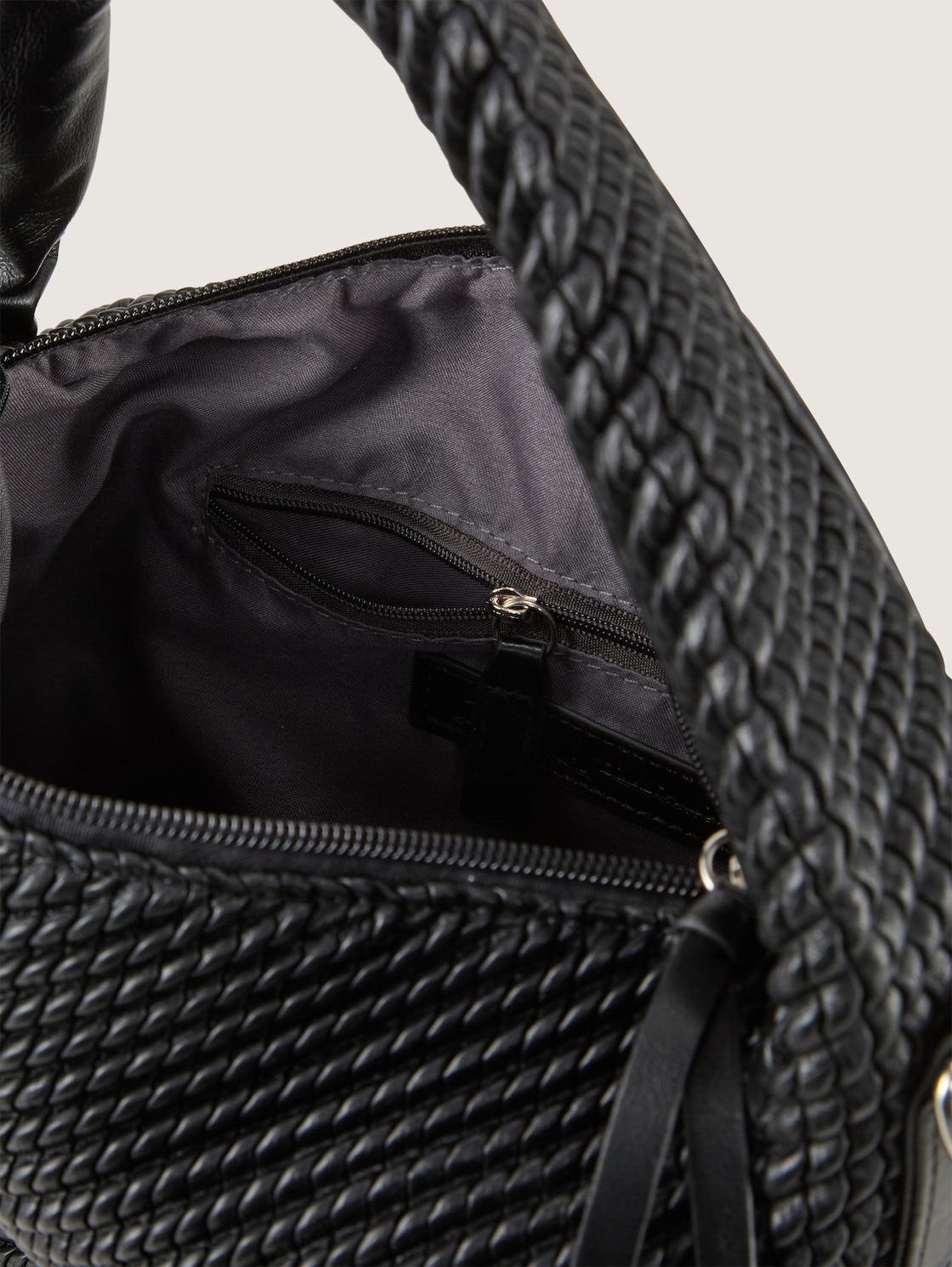 TTNOMI M Beuteltasche in Flecht-Optik - schwarz / black - seitliche Produkt-Ansicht 