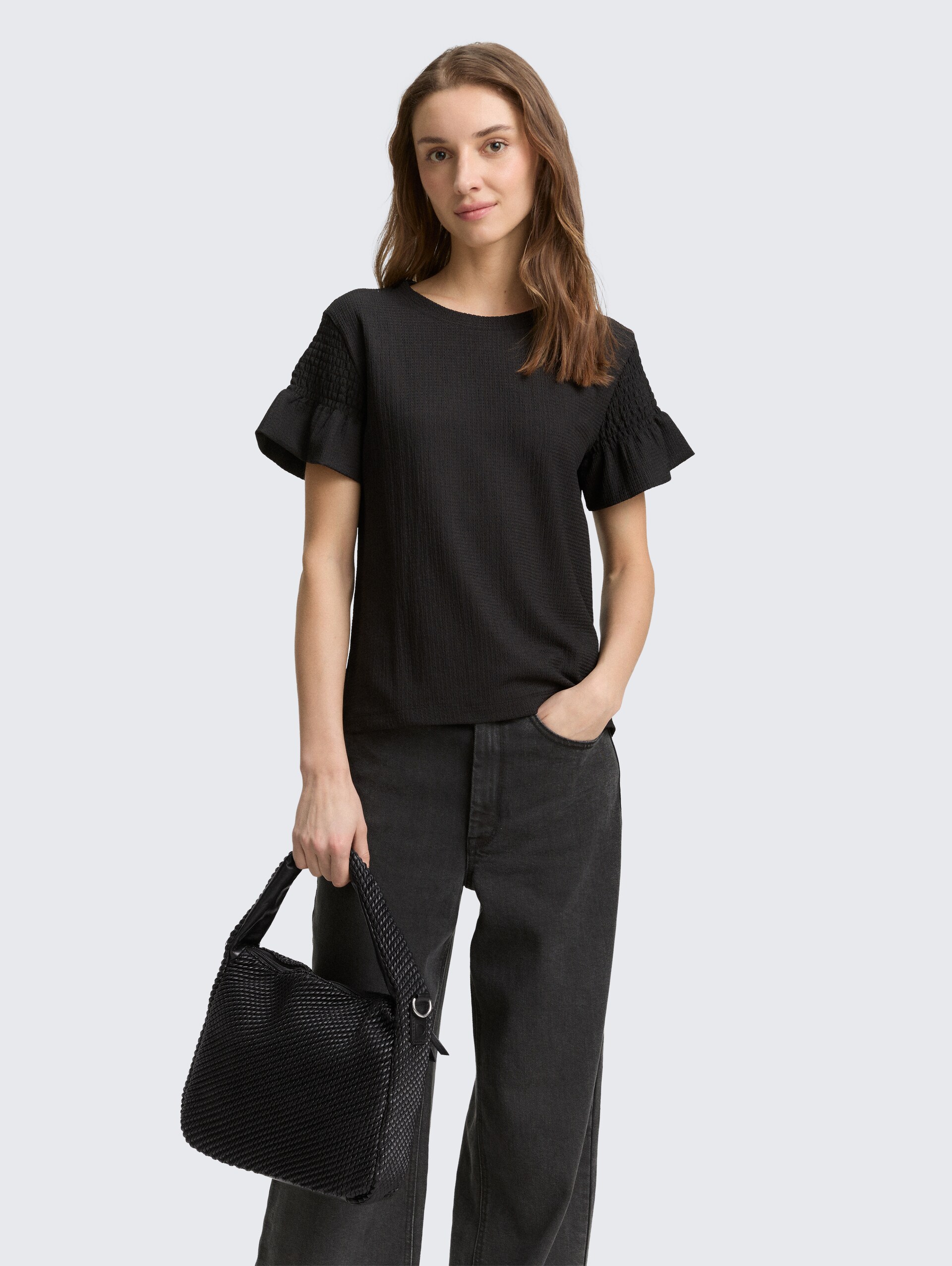 TTNOMI M Beuteltasche in Flecht-Optik - schwarz / black - seitliche Model-Ansicht