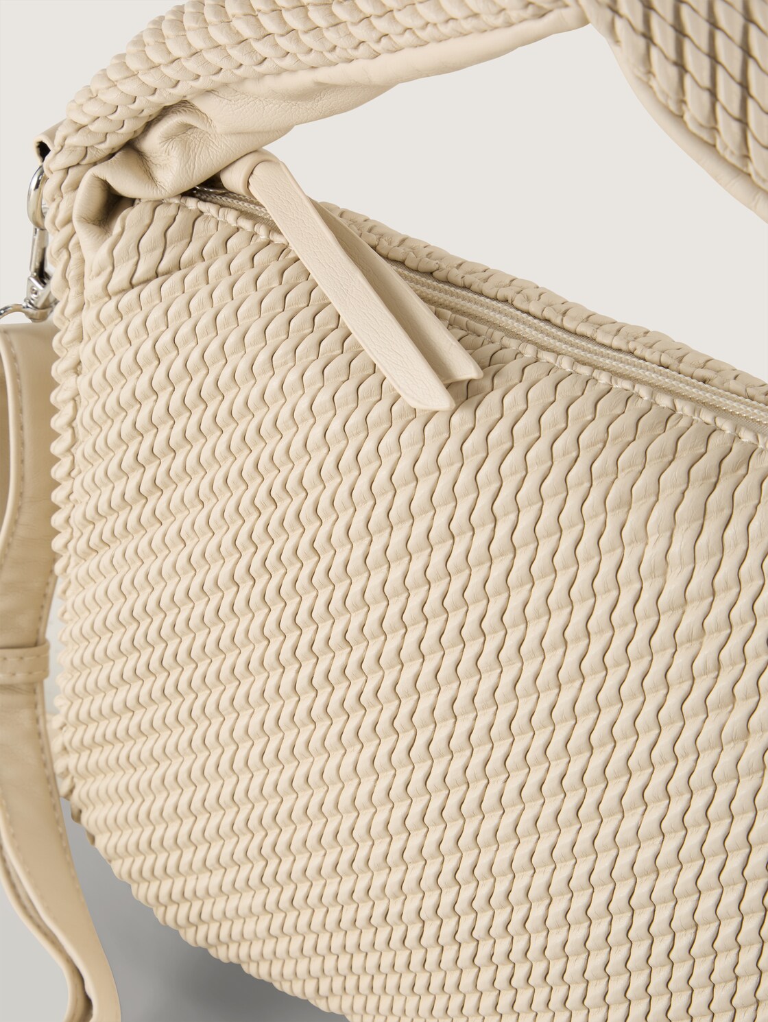 TTNOMI S Beuteltasche in Flecht-Optik - off white / off white - seitliche Produkt-Ansicht 