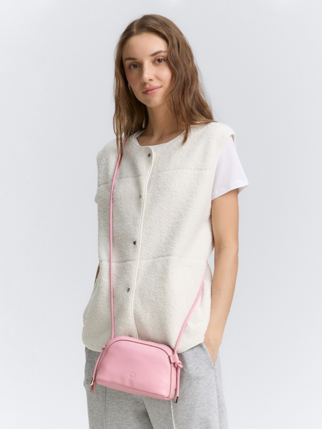 TTMADELYN XS Umhängetasche mit Kordelriemen - pink /pink - seitliche Model-Ansicht