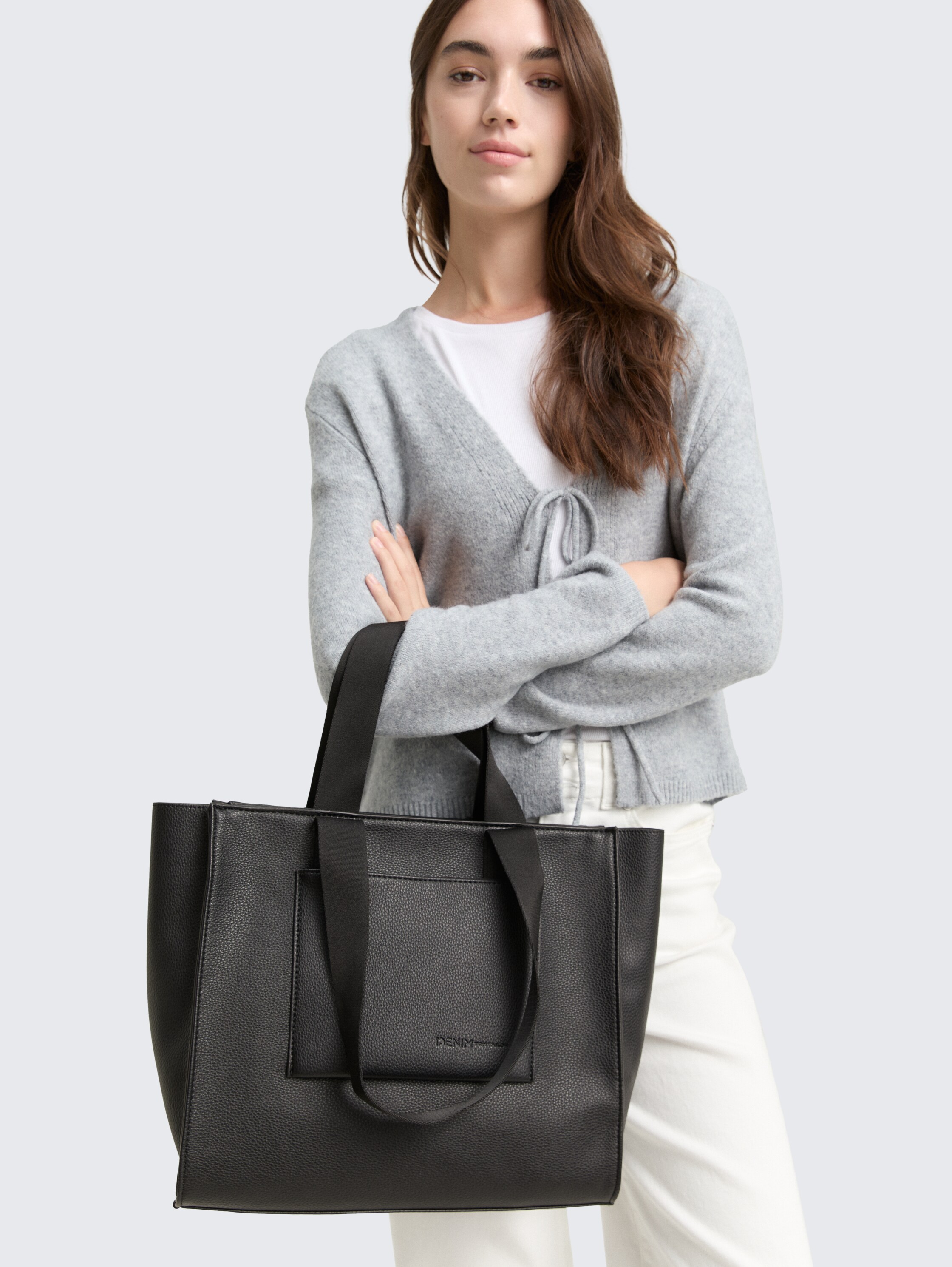 TTAISHA L Shopper aus Lederimitat - schwarz / black - seitliche Model-Ansicht