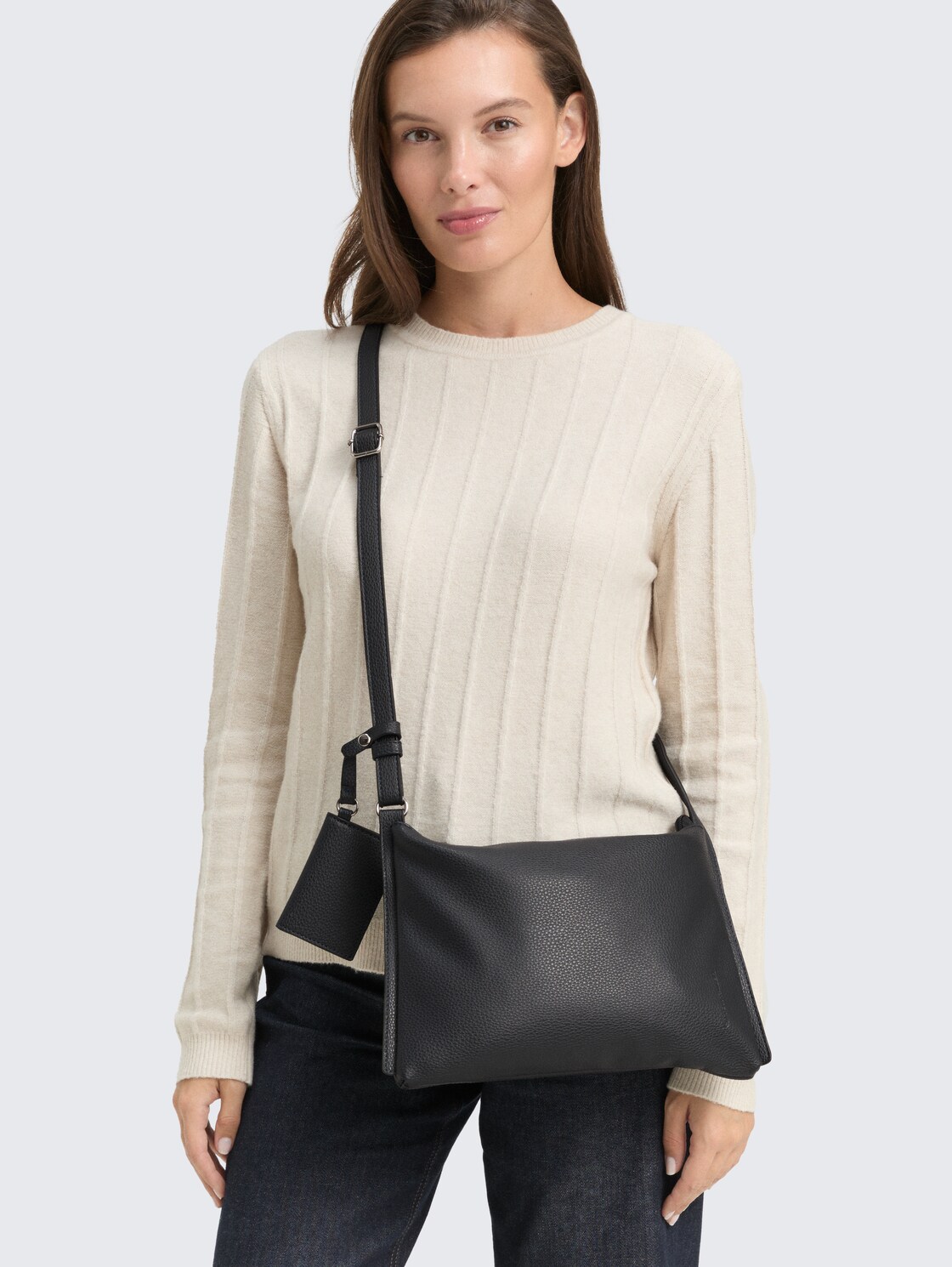 TTAMAREA M Umhängetasche mit abnehmbarer Anhängertasche - dark blue - seitliche Model-Ansicht