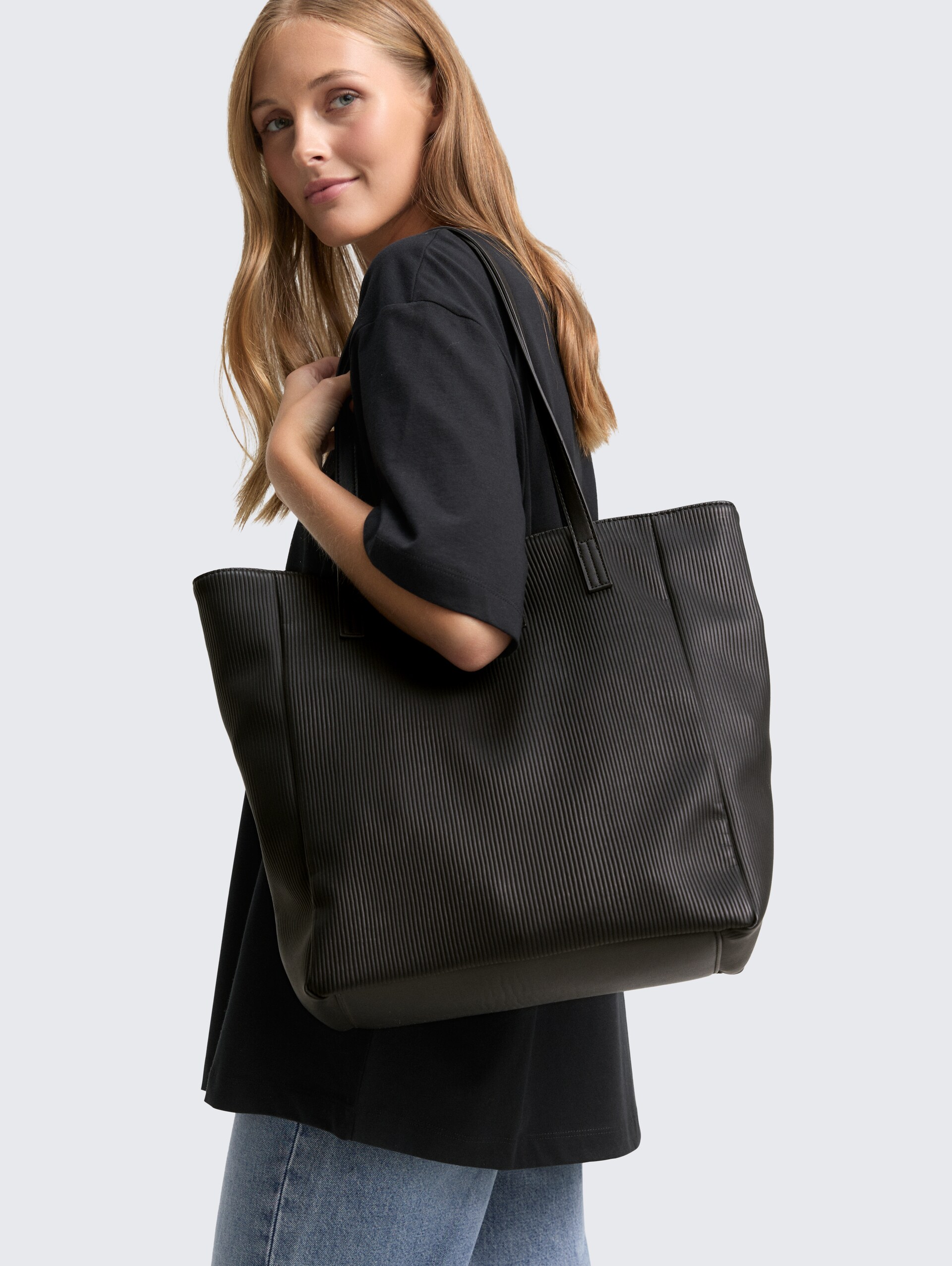 TTARONA CORD M Shopper aus Lederimitat - schwarz / black - seitliche Model-Ansicht