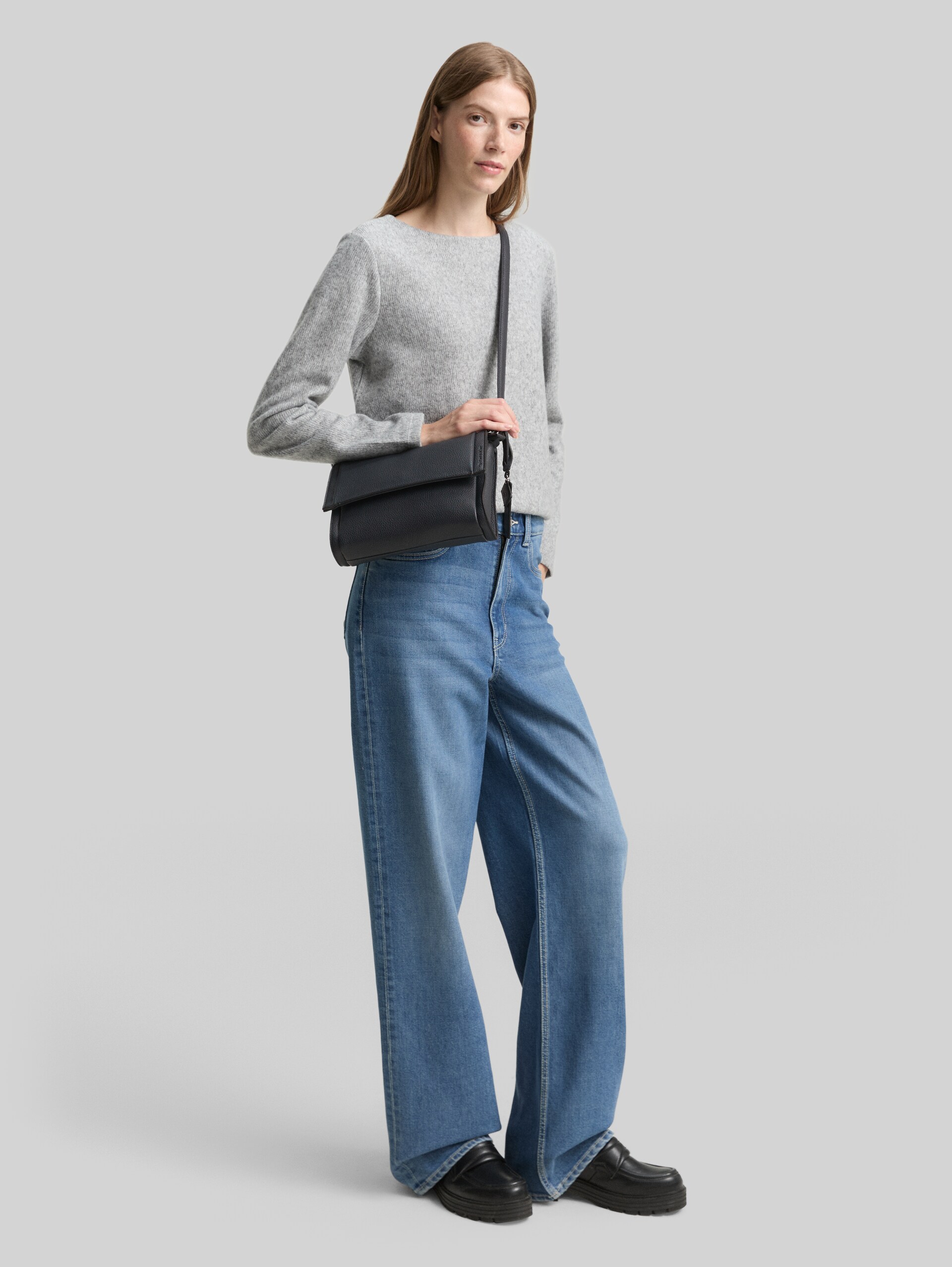 TTASPEN S Umhängetasche mit Umschlag - dark blue - seitliche Model-Ansicht