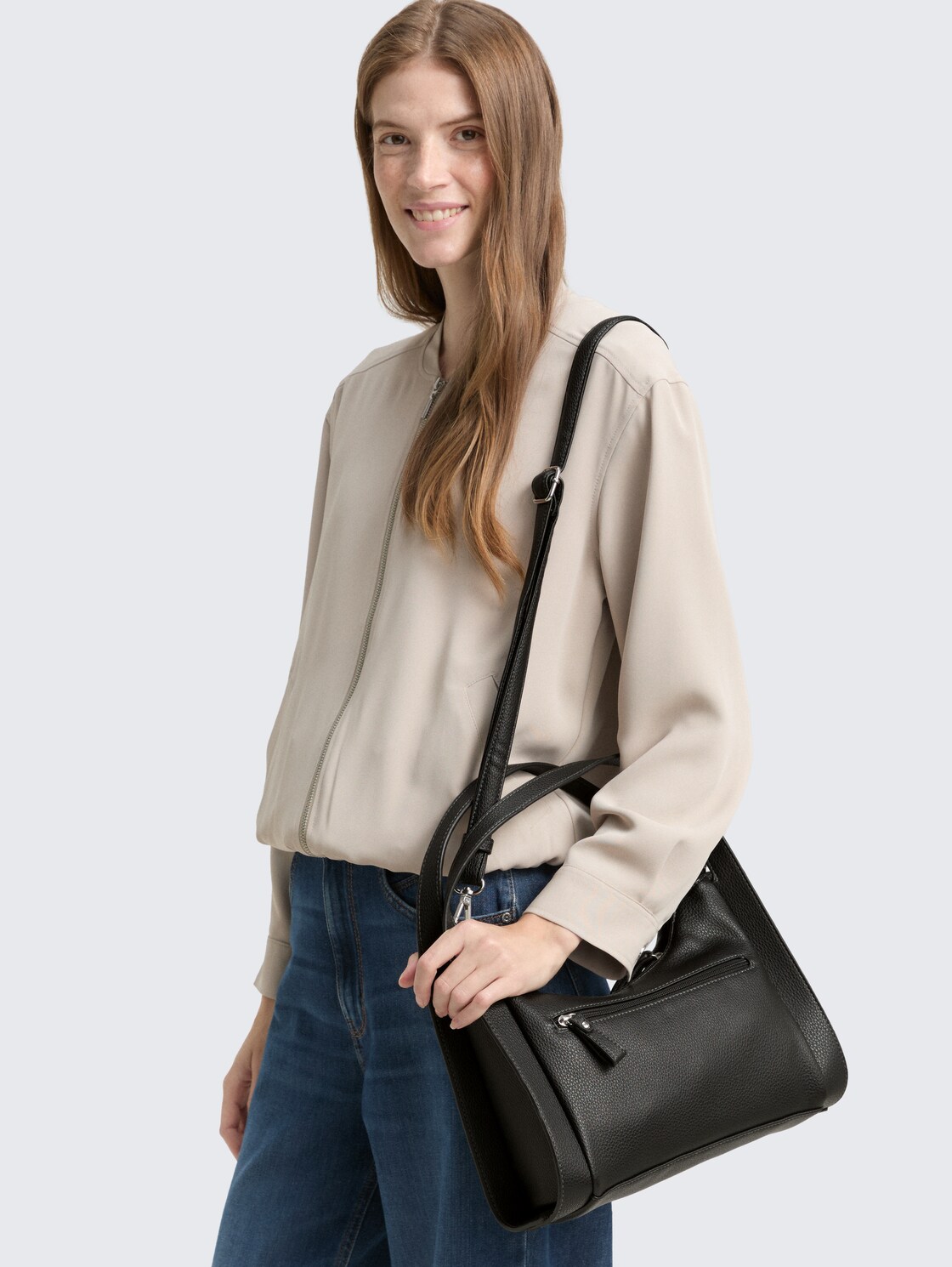 TTASPEN M Beuteltasche mit abnehmbarem Logo-Anhänger - schwarz / black - seitliche Model-Ansicht