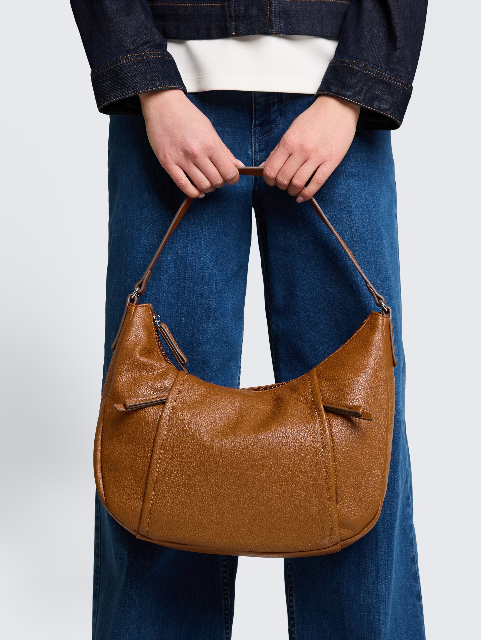 TTBECA M Beuteltasche mit Reißverschluss-Details - cognac / brandy - seitliche Model-Ansicht