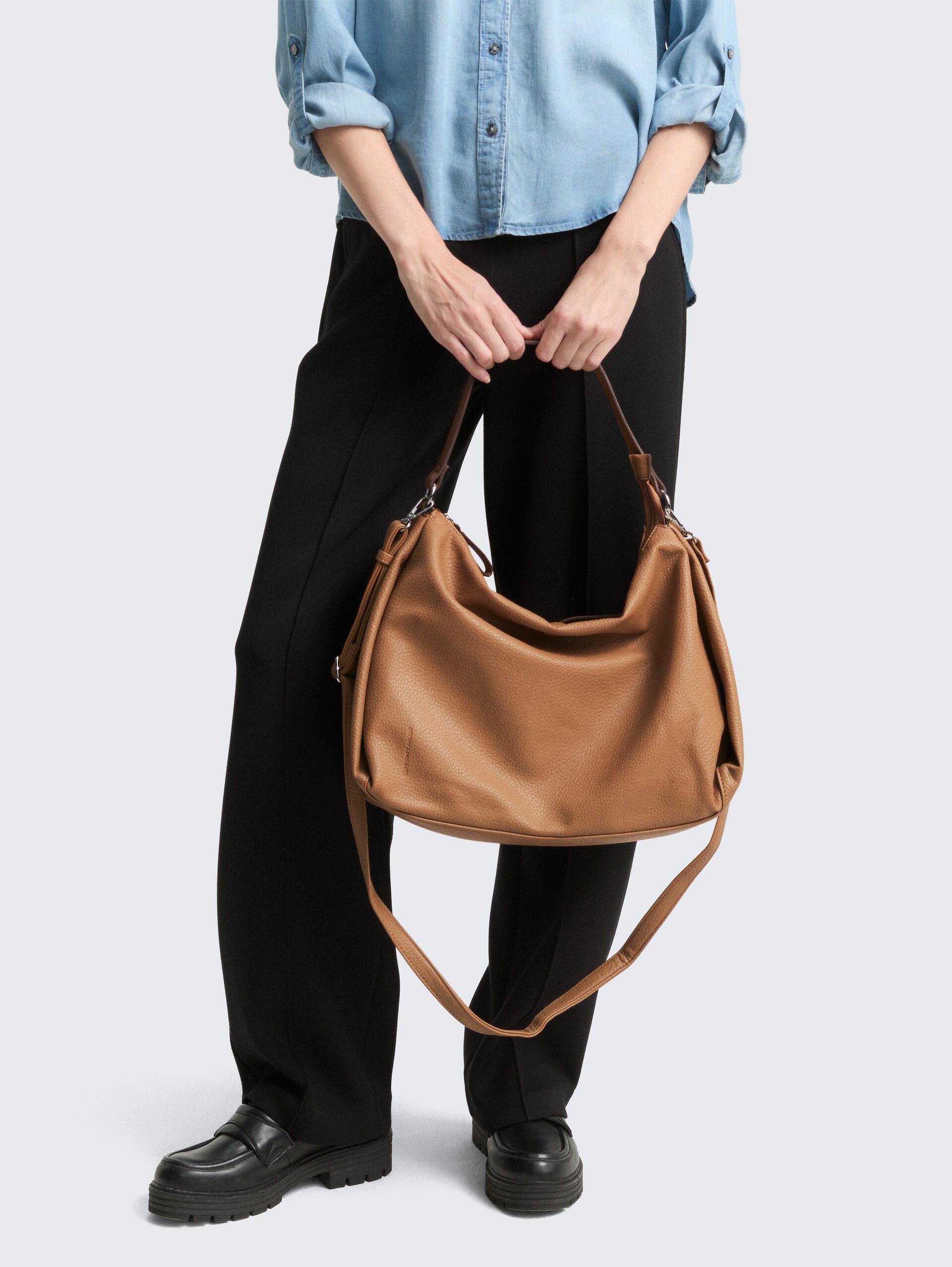 TTCASSIA L Beuteltasche aus Lederimitat - camel / camel nature - seitliche Model-Ansicht