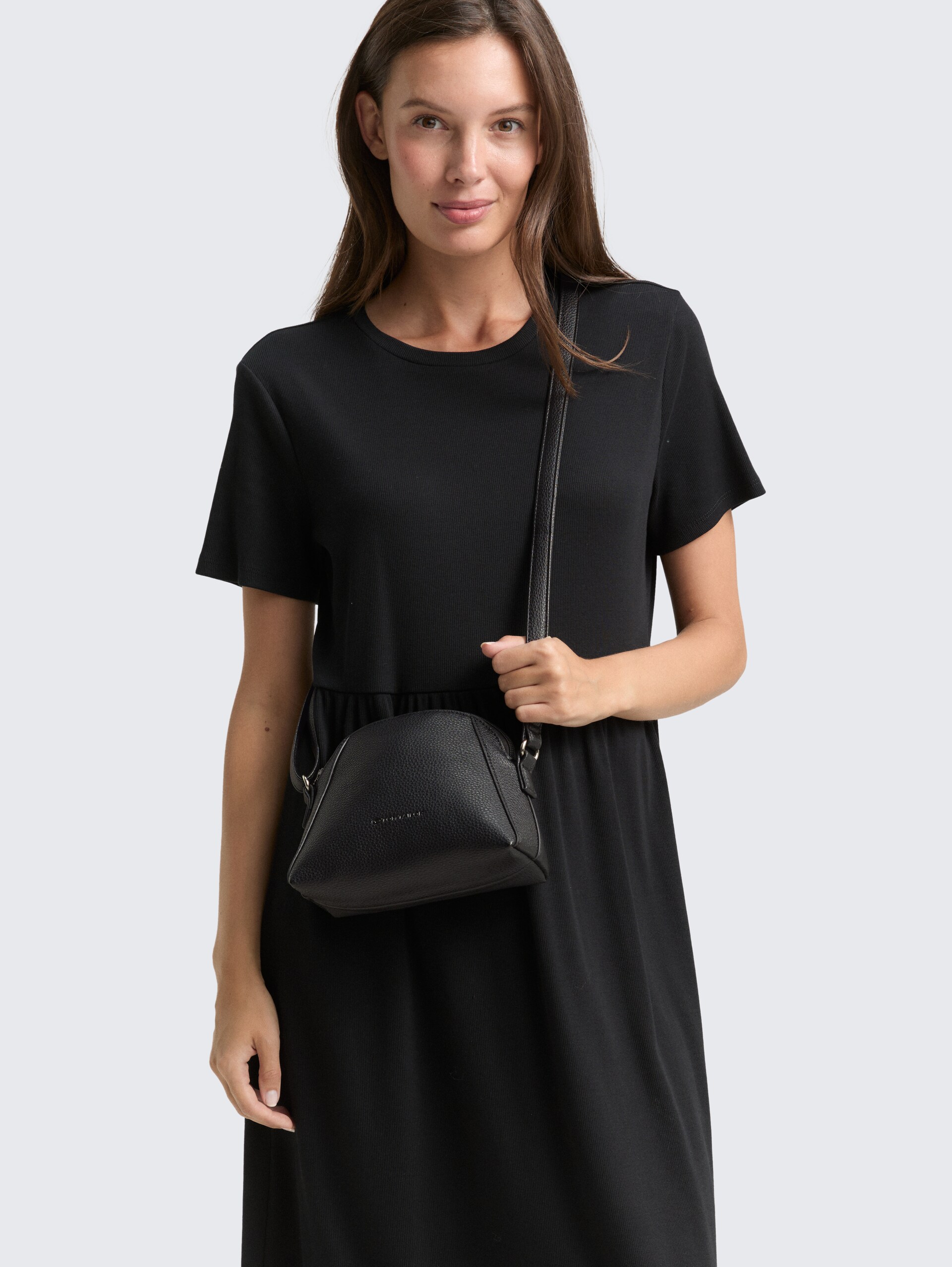 TTDAHLIA S Umhängetasche aus Lederimitat - schwarz / black - seitliche Model-Ansicht