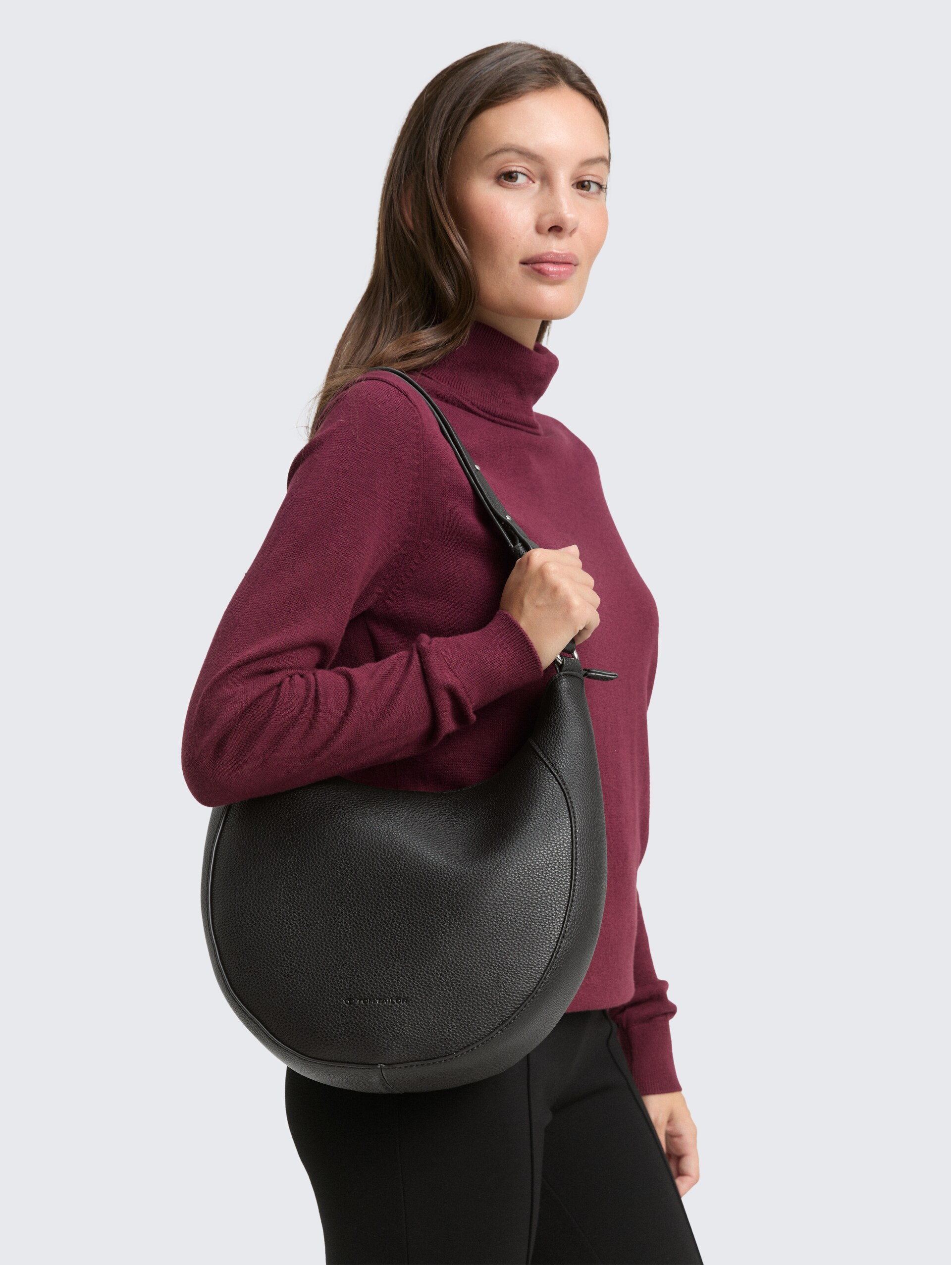 TTDAHLIA M Beuteltasche mit Ziernähten - schwarz / black - seitliche Model-Ansicht