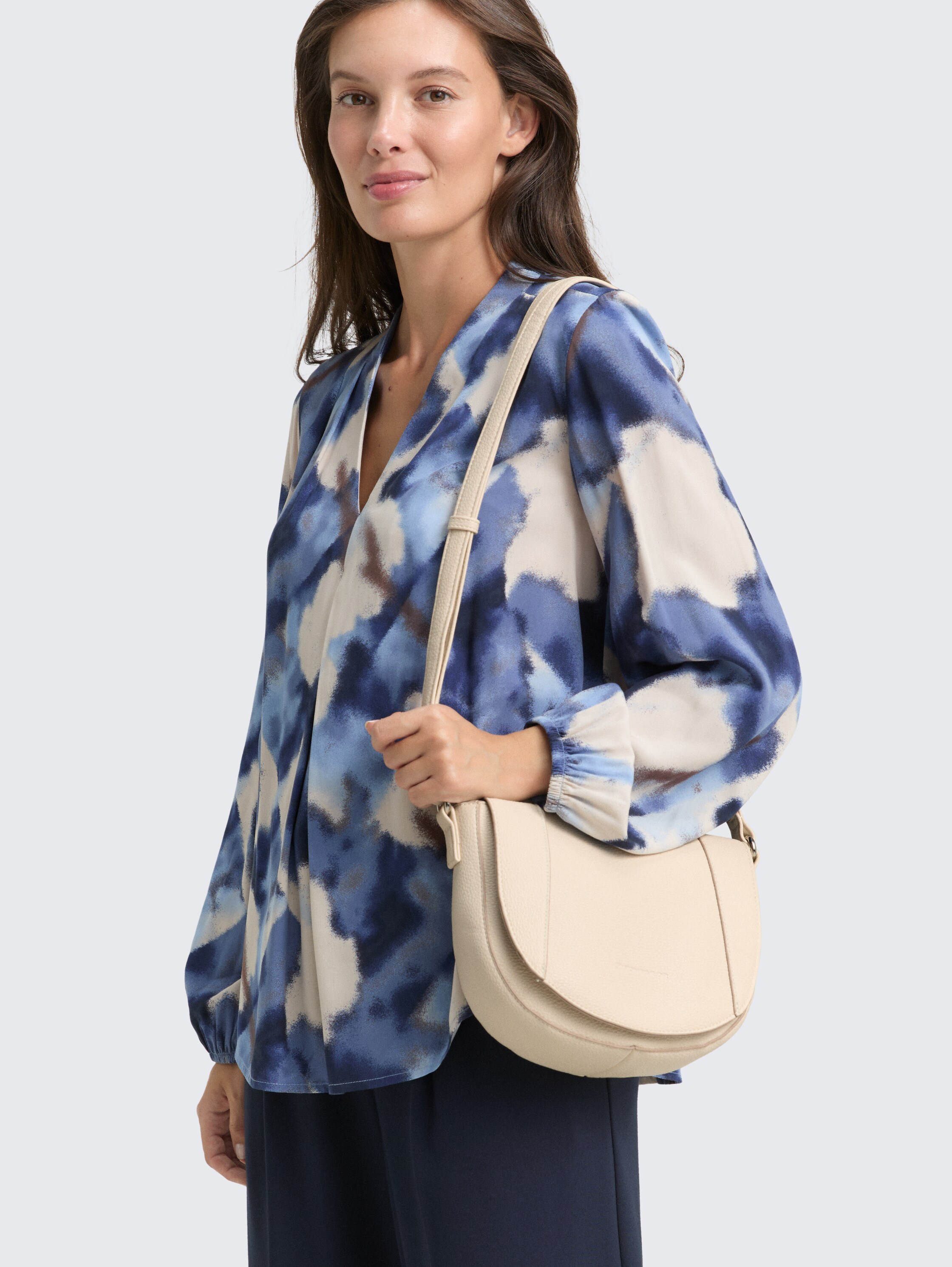 TTDAHLIA Umhängetasche mit abgerundeten Ecken - off white / off white - seitliche Model-Ansicht