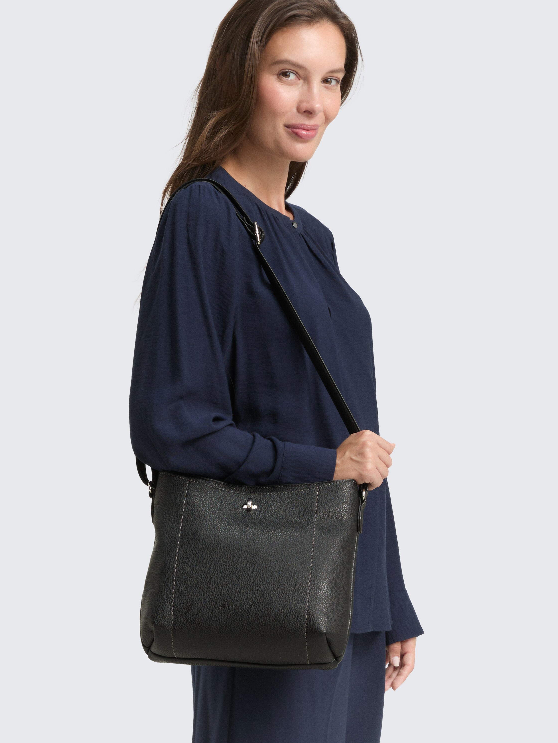 TTELIF M Umhängetasche mit Ziernähten - schwarz / black - seitliche Model-Ansicht