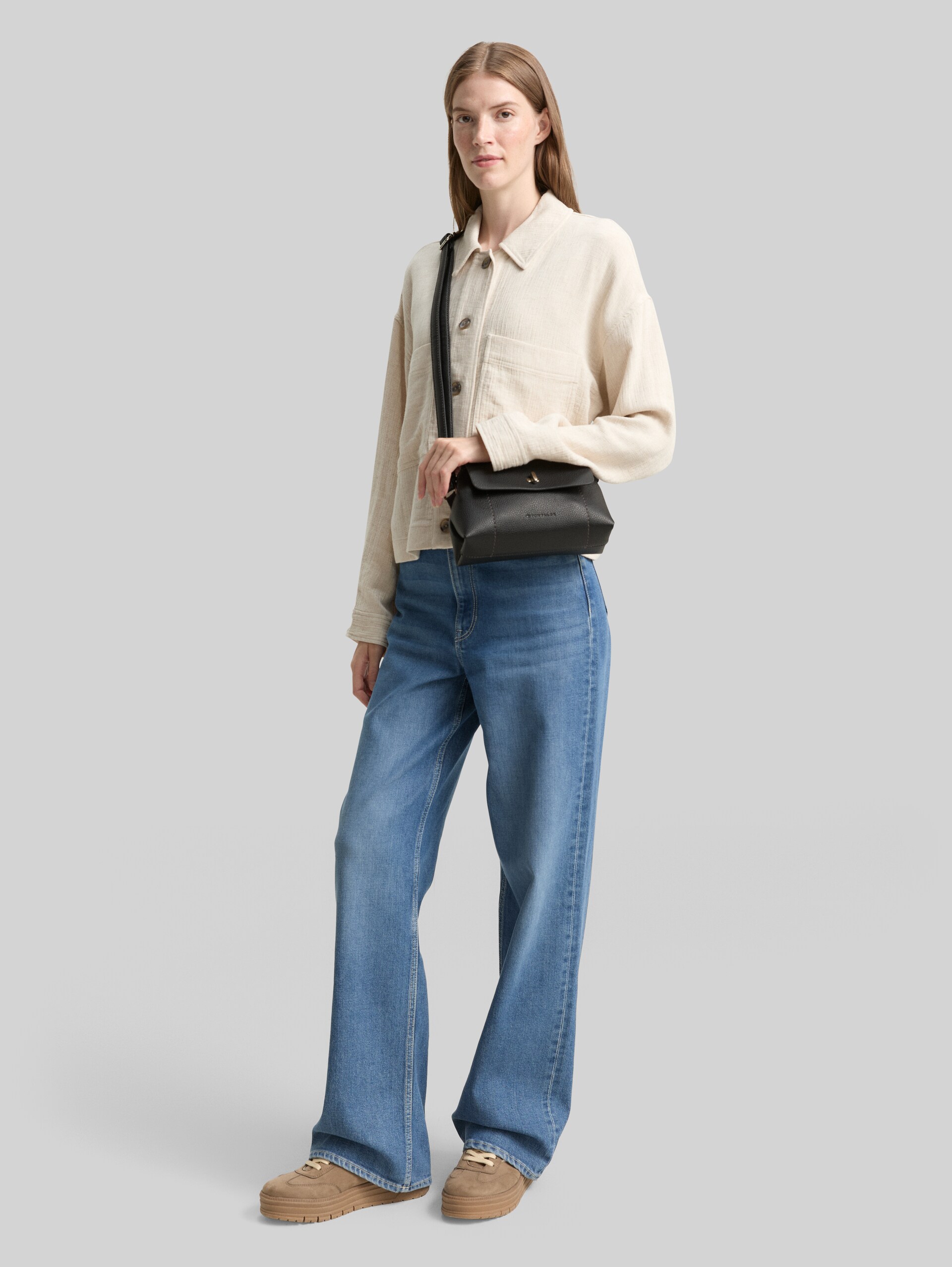 TTELIF XS shoulder bag with flap - schwarz / black - side model view