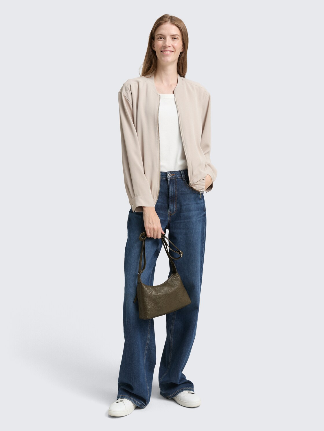 TTEVELINA S Umhängetasche aus genarbtem Lederimitat - khaki / khaki - seitliche Model-Ansicht