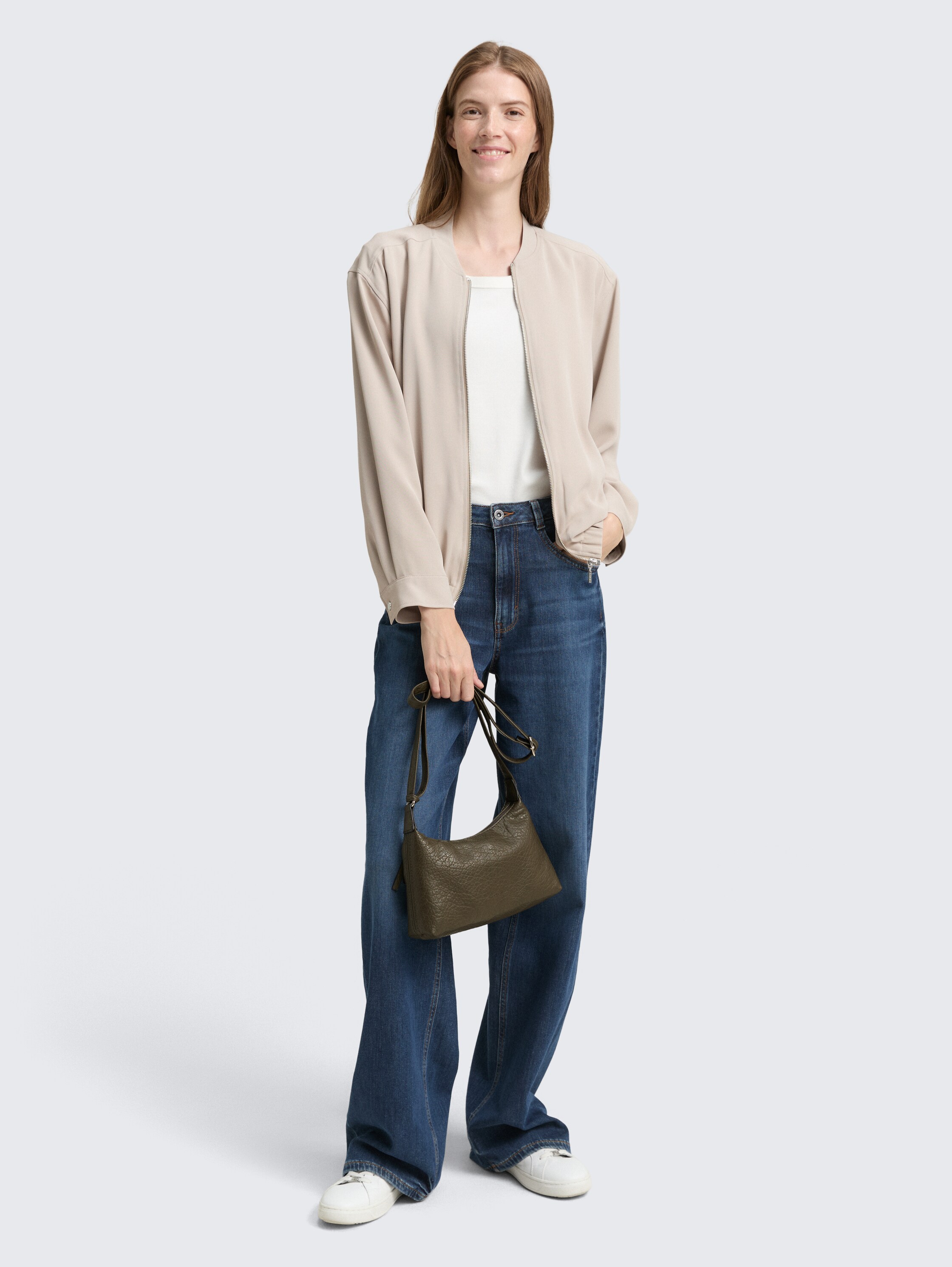 TTEVELINA S Umhängetasche aus genarbtem Lederimitat - khaki / khaki - seitliche Model-Ansicht