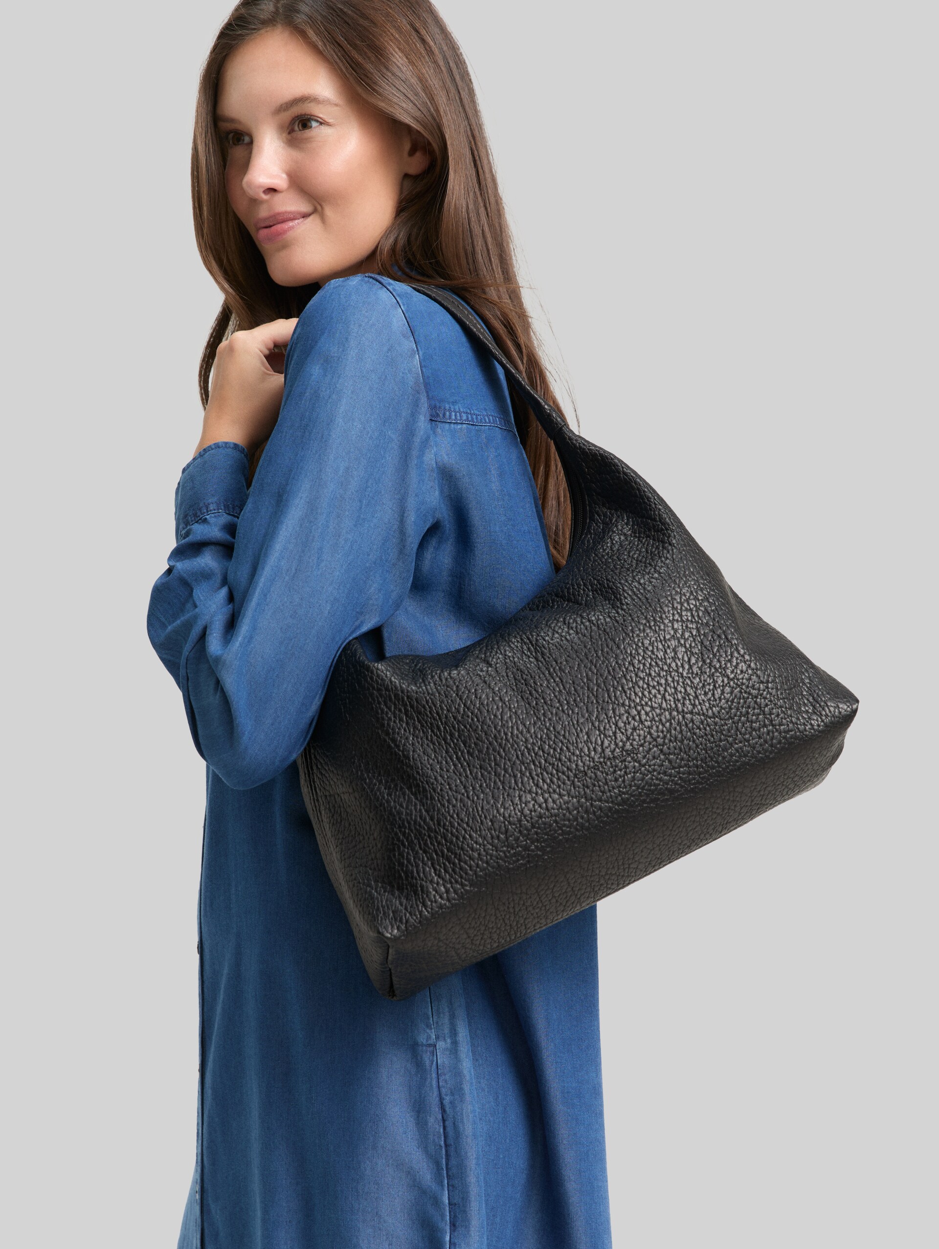 TTEVELINA M Beuteltasche aus Lederimitat - schwarz / black - seitliche Model-Ansicht