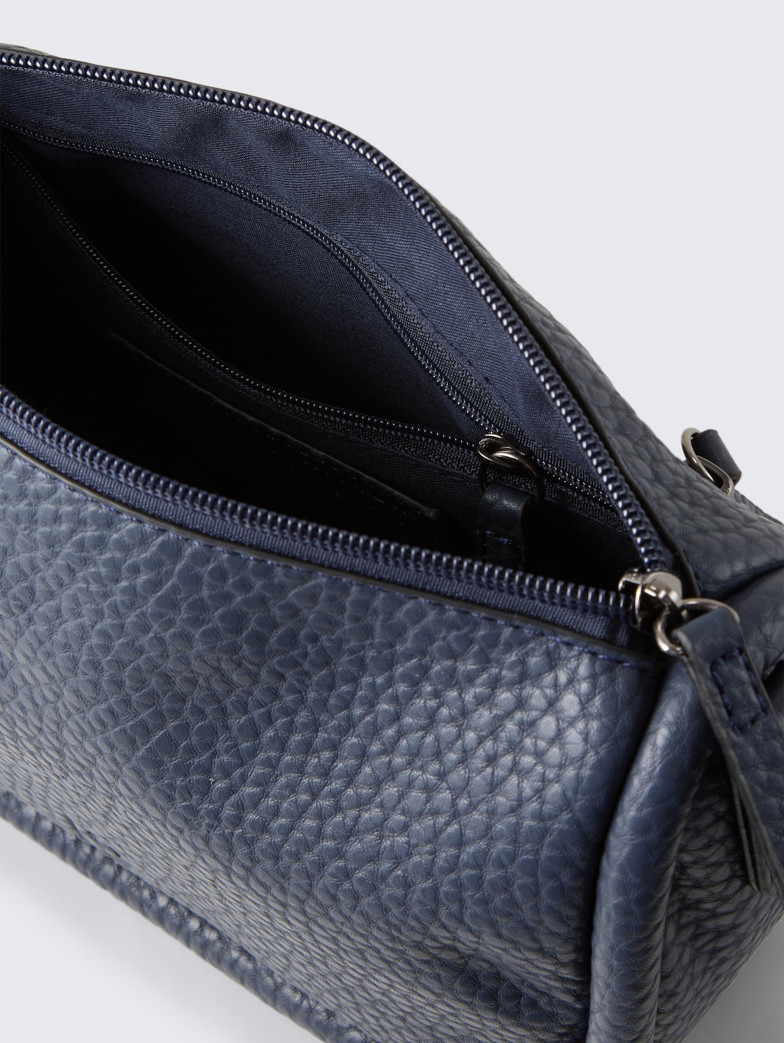 TTFINNA S Umhängetasche mit dekorativem Anhänger - dark blue - seitliche Produkt-Ansicht 