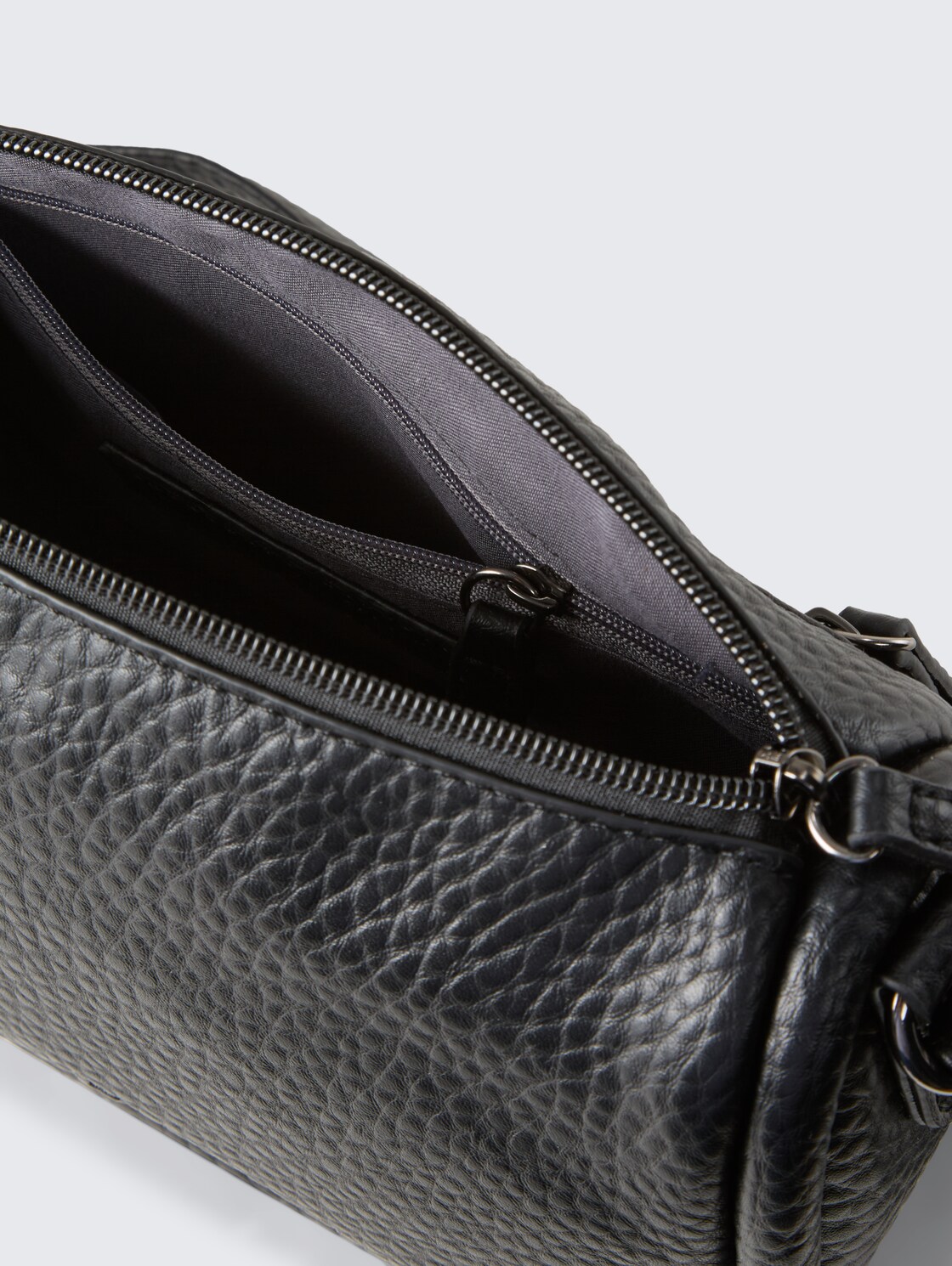 TTFINNA S Umhängetasche mit dekorativem Anhänger - schwarz / black - seitliche Produkt-Ansicht 