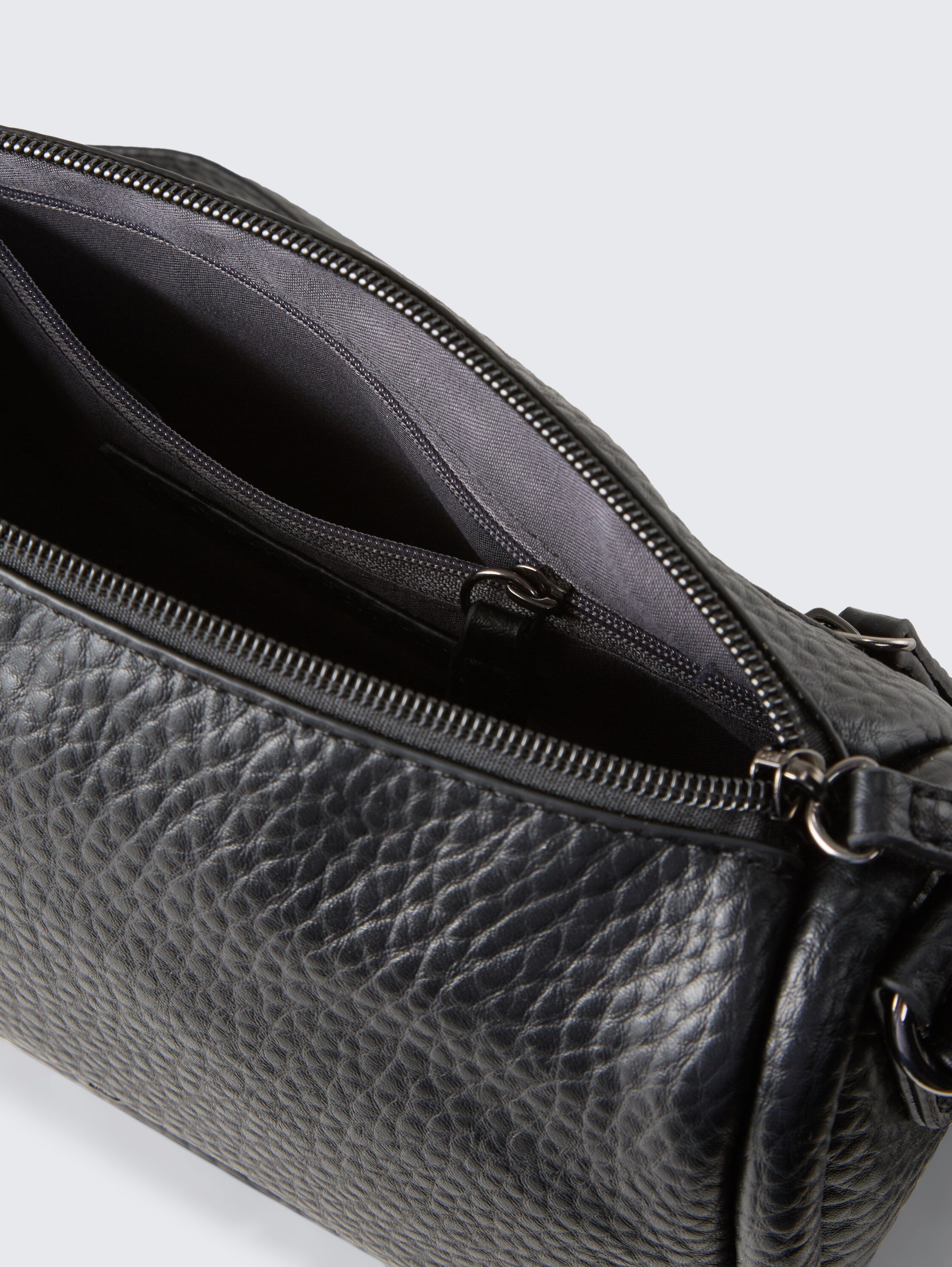 TTFINNA S schoudertas met decoratieve hanger - schwarz / black - zijaanzicht product 