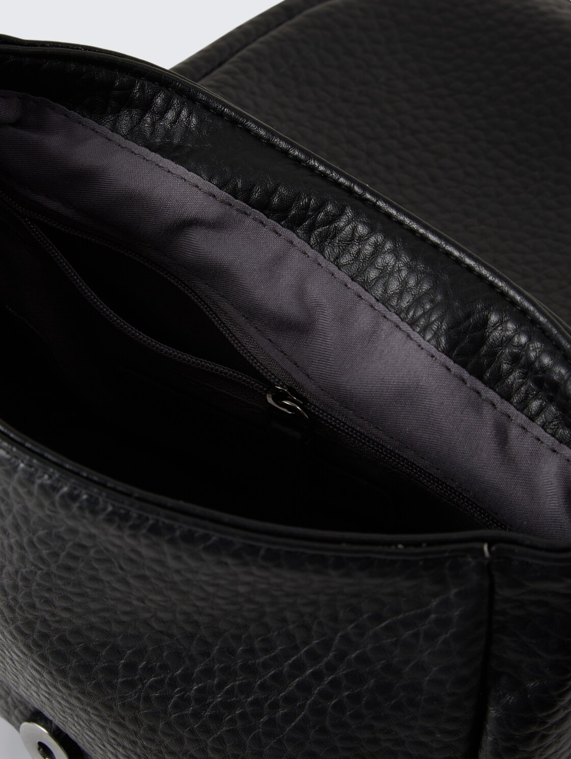 TTFINNA M Umhängetasche mit dekorativem Anhänger - schwarz / black - seitliche Produkt-Ansicht 