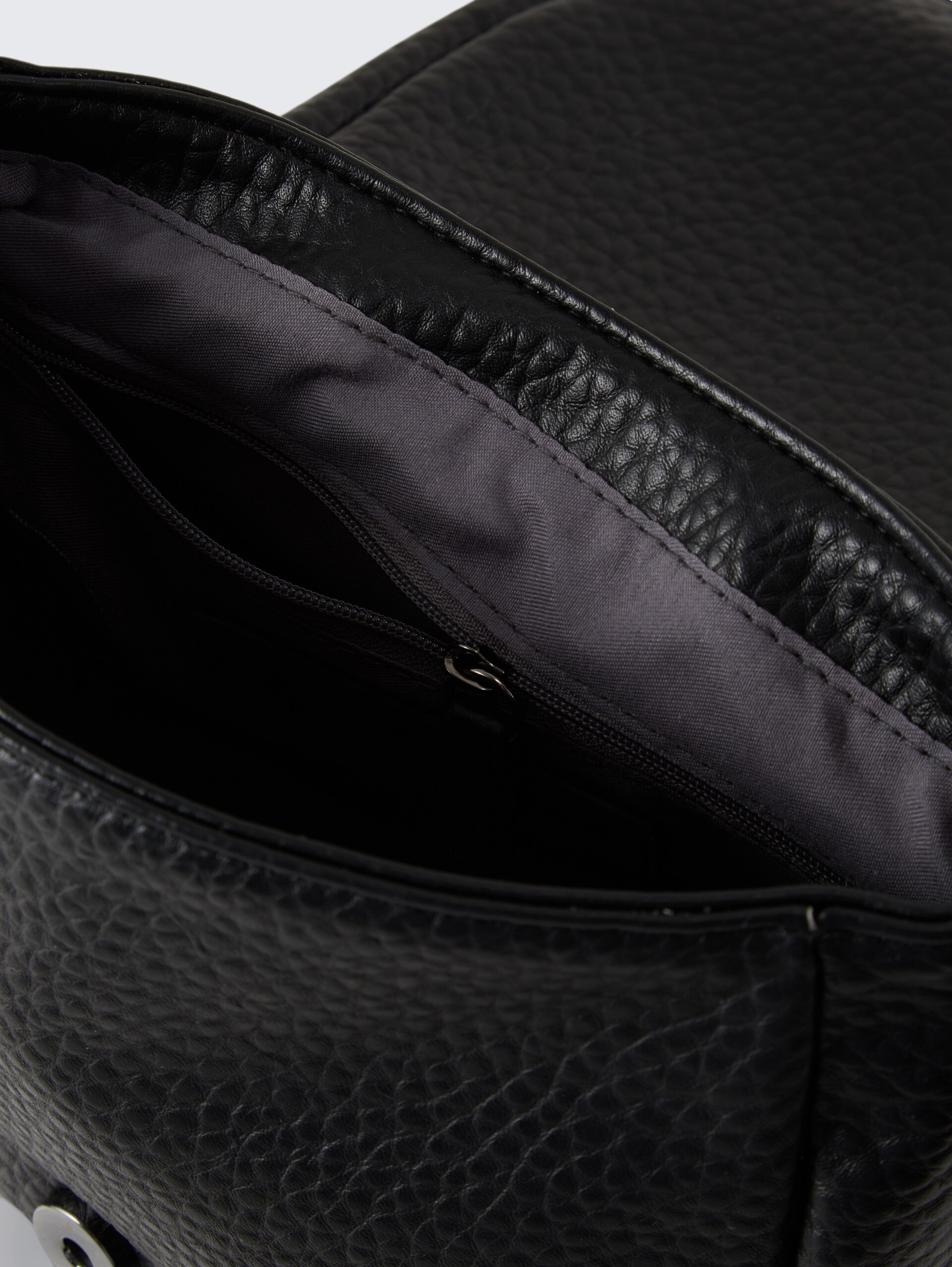 TTFINNA M Umhängetasche mit dekorativem Anhänger - schwarz / black - seitliche Produkt-Ansicht 
