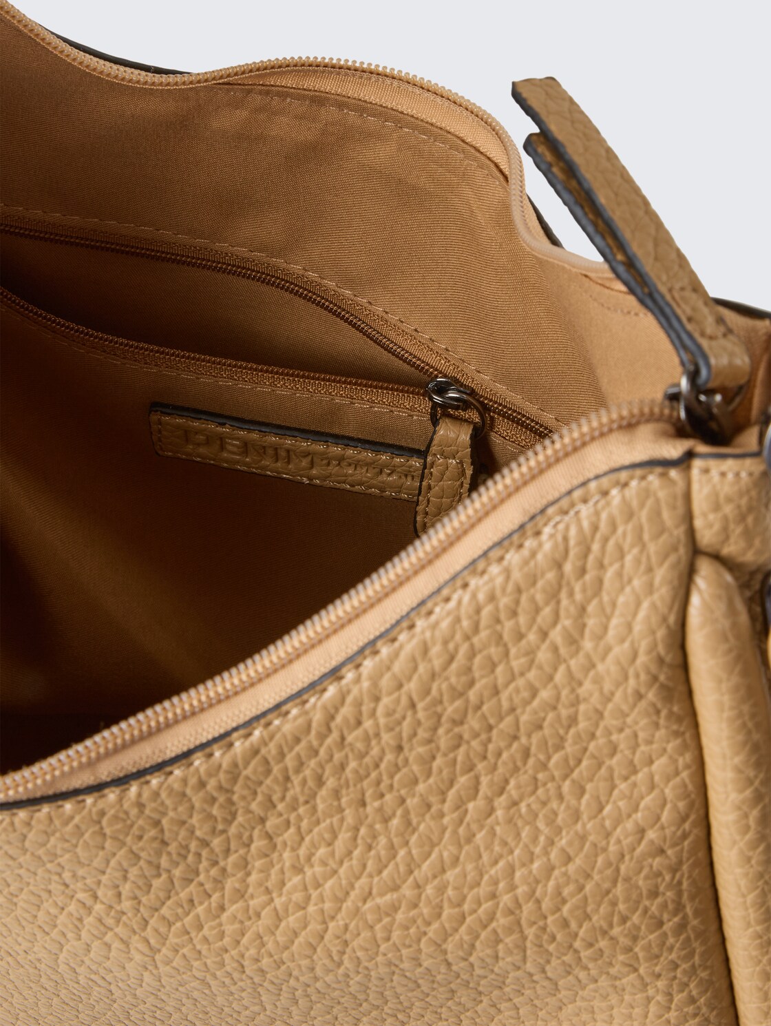 TTFINNA M Beuteltasche mit dekorativem Anhänger - camel / camel nature - seitliche Produkt-Ansicht 