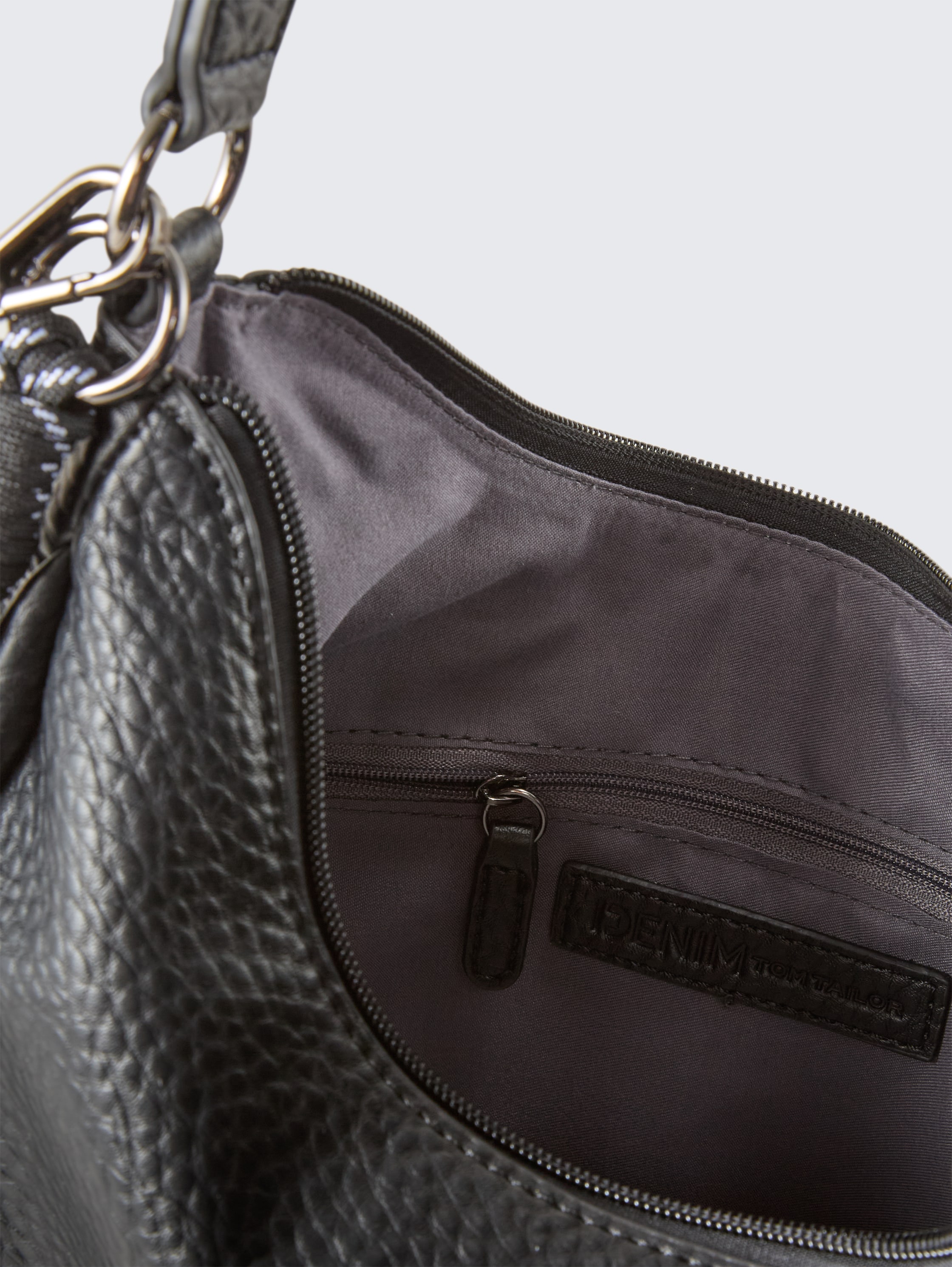 TTFINNA M Beuteltasche mit dekorativem Anhänger - schwarz / black - seitliche Produkt-Ansicht 