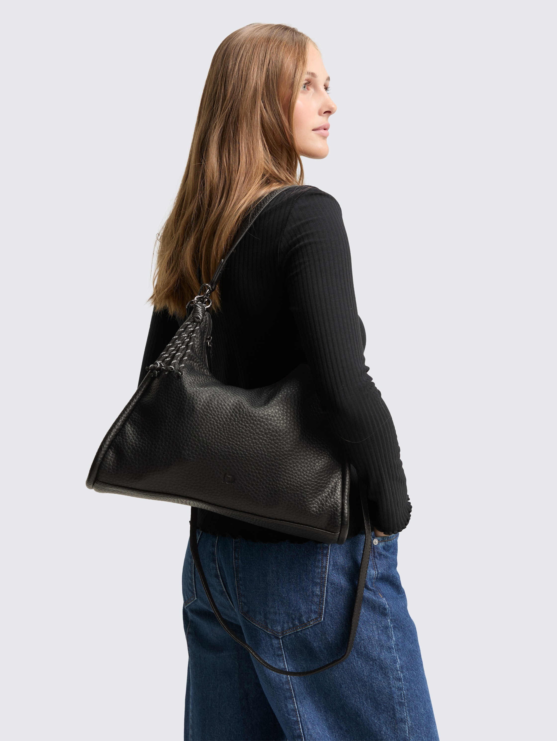 TTFINNA M Beuteltasche mit dekorativem Anhänger - schwarz / black - seitliche Model-Ansicht