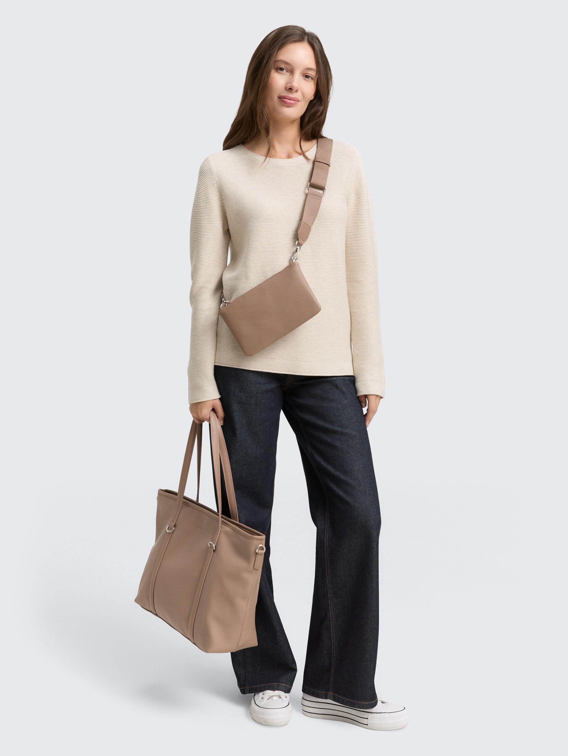 TTJAMILA L Shopper mit 2-in-1-Funktion - taupe / taupe - seitliche Model-Ansicht