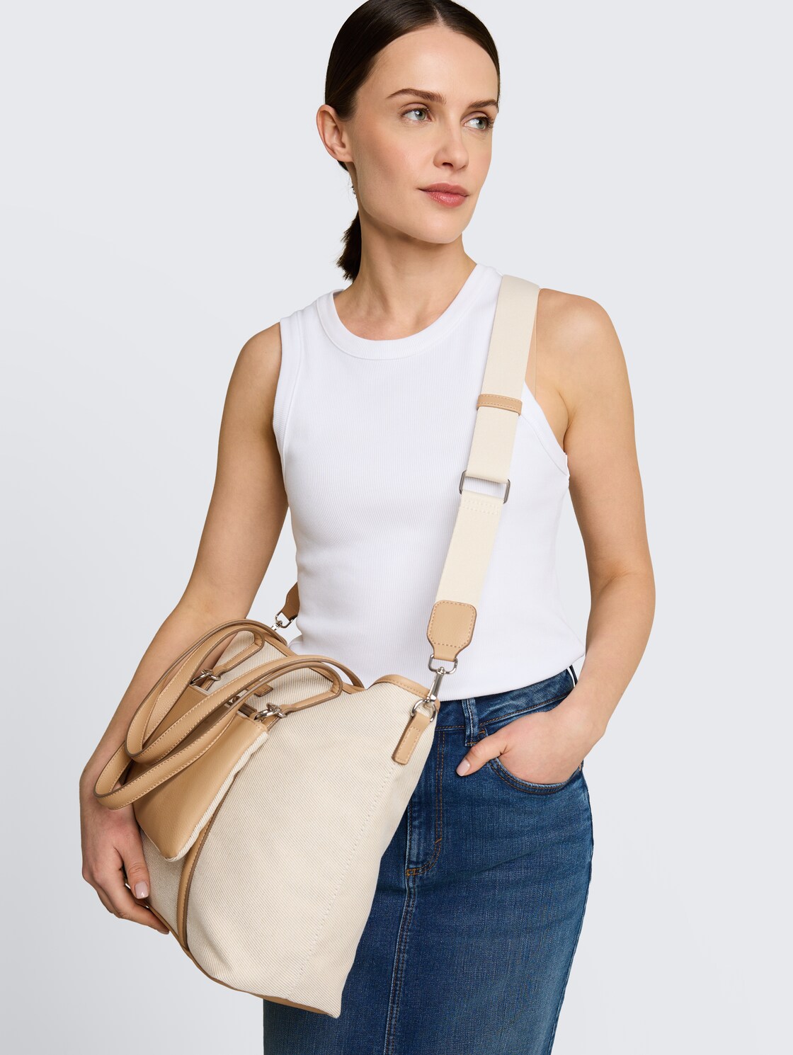 TTJAMILA L Shopper mit 2-in-1-Funktion - mixed off white - seitliche Model-Ansicht