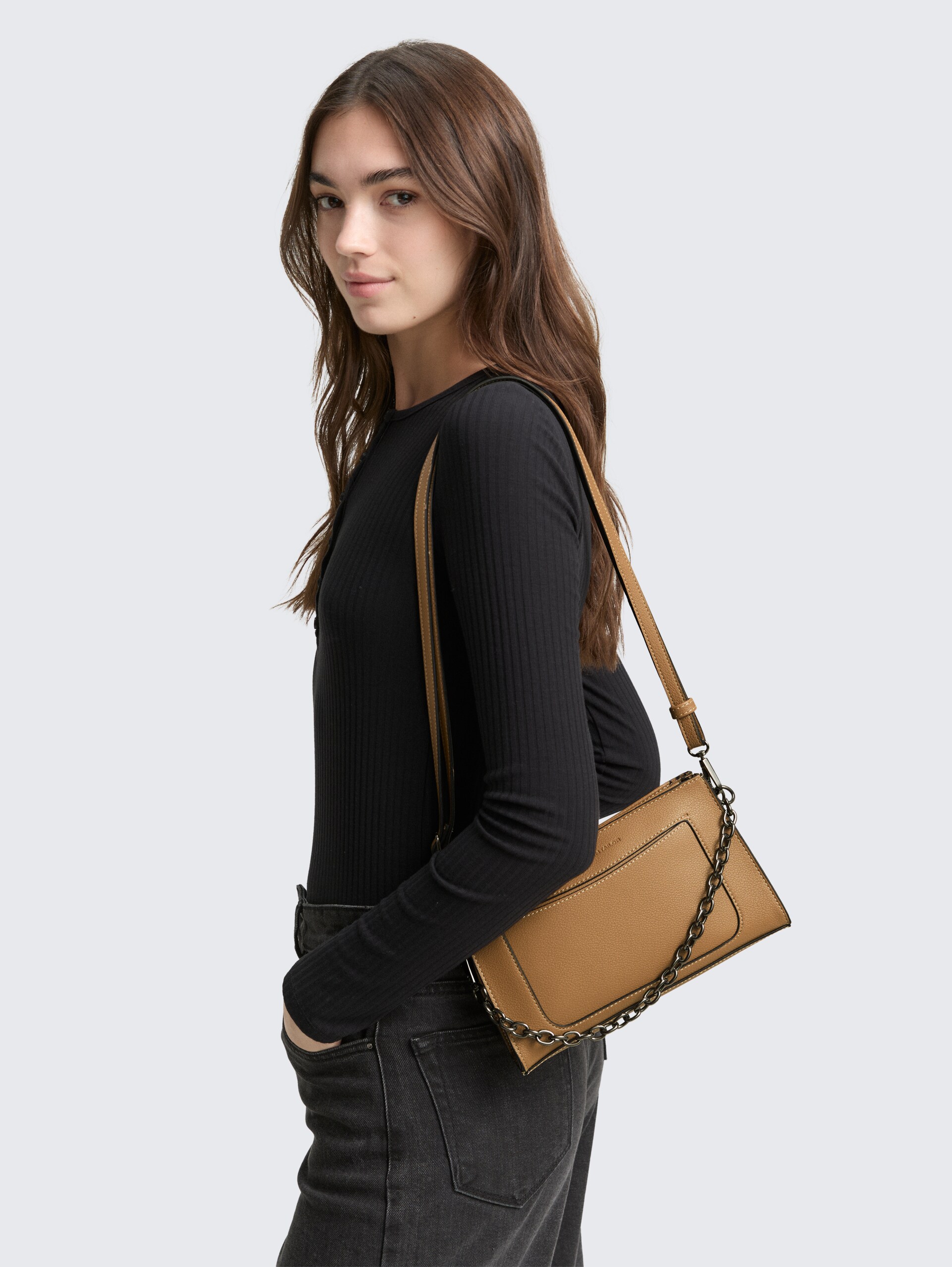 TTLENNON S Umhängetasche mit Ketten-Details - camel / camel nature - seitliche Model-Ansicht